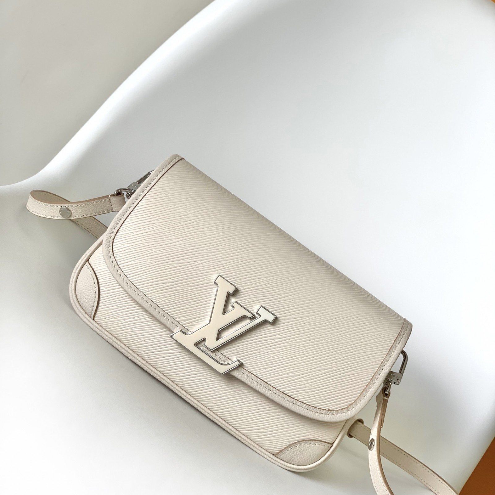 LV Buci 4106M1