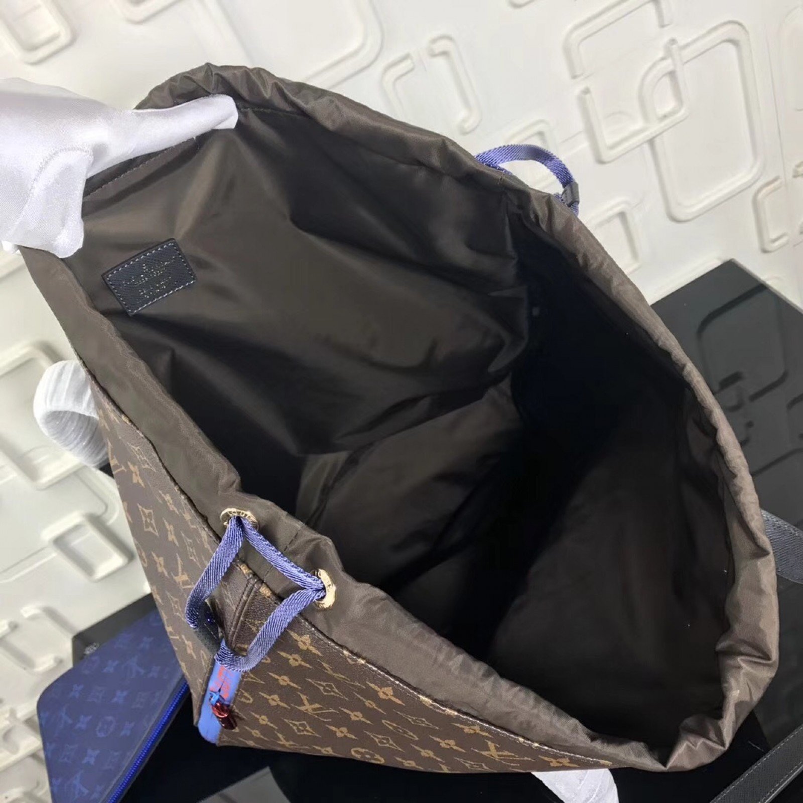 LV CABAS LIGHT Bag M43852