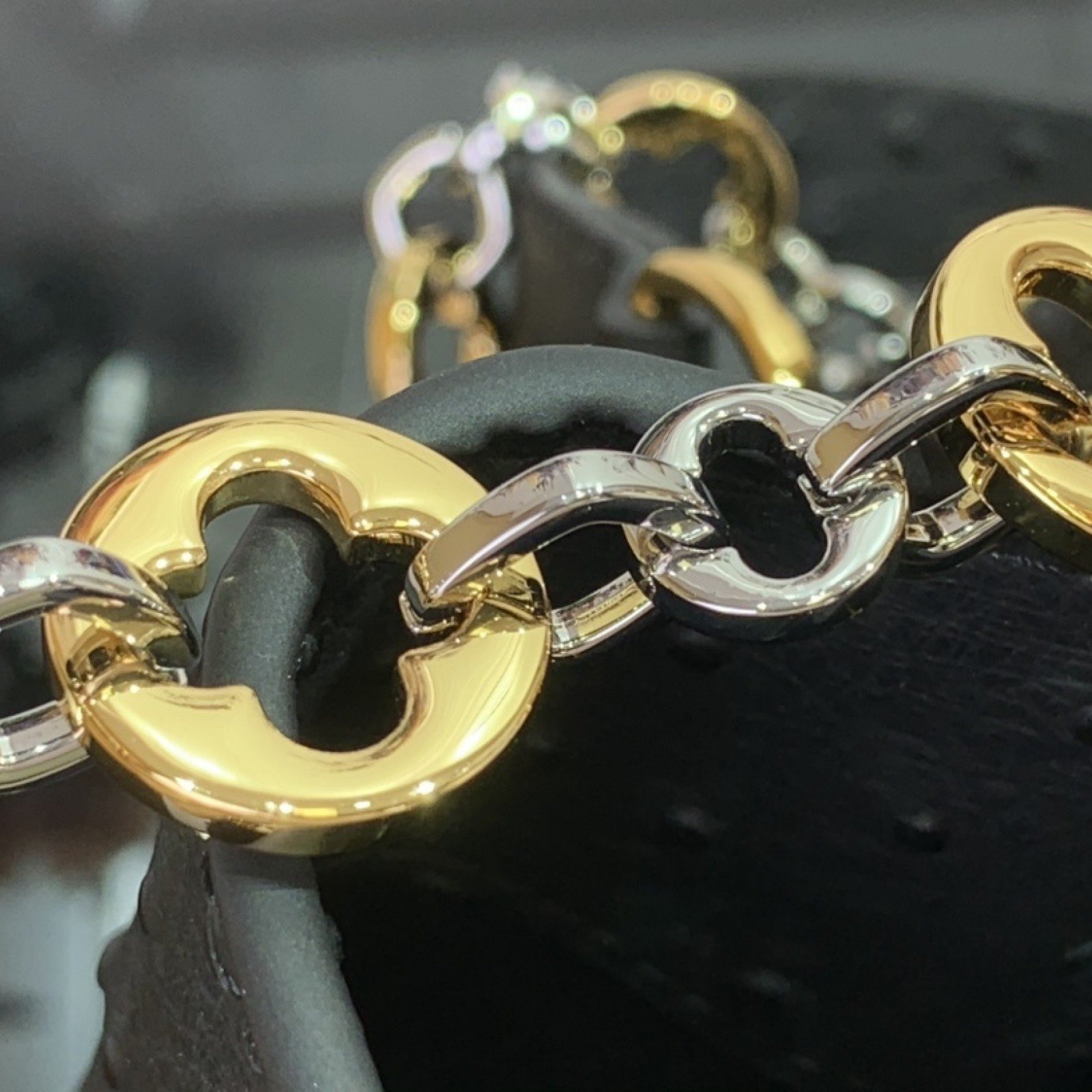 LV CAPUCINES  m12935