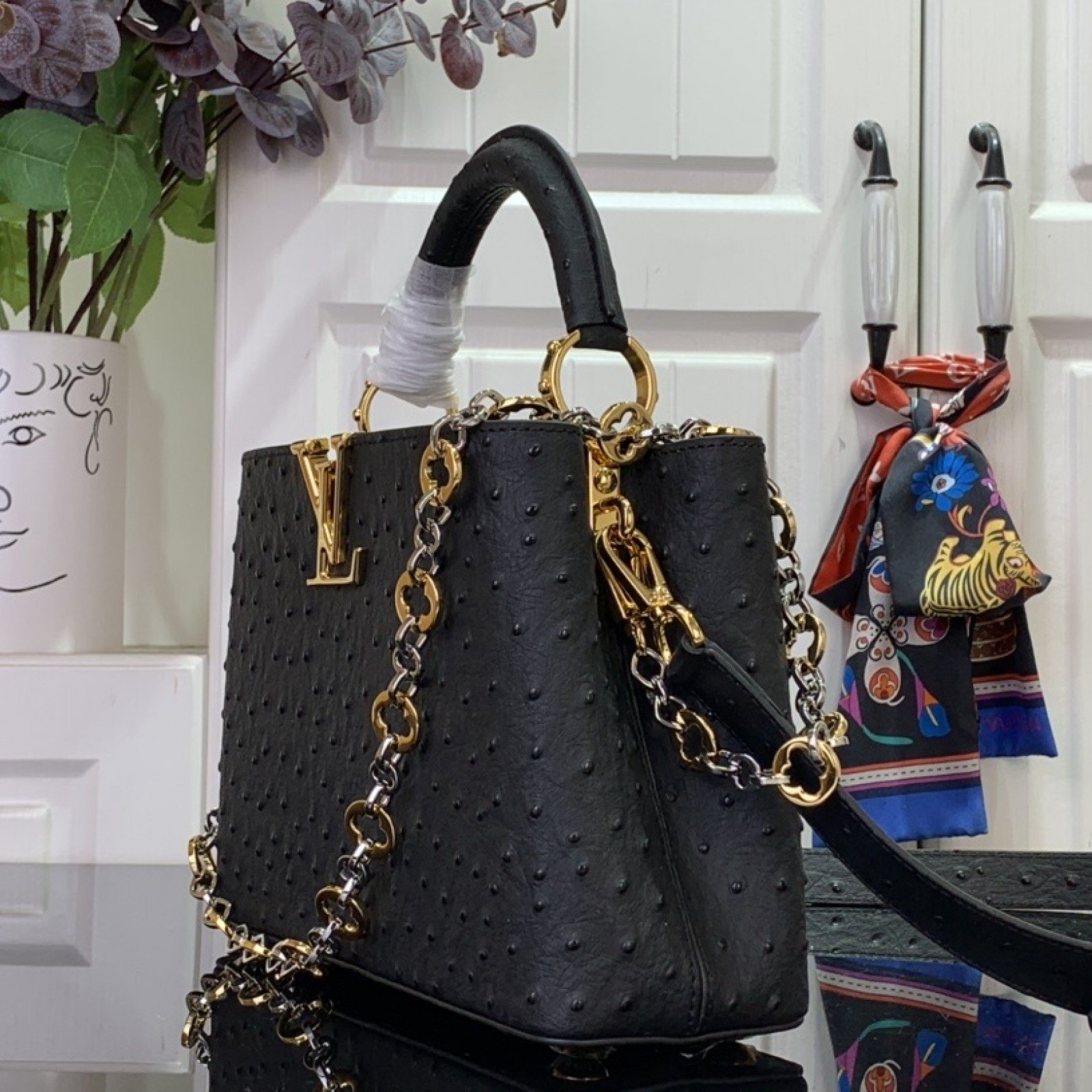 LV CAPUCINES  m12935