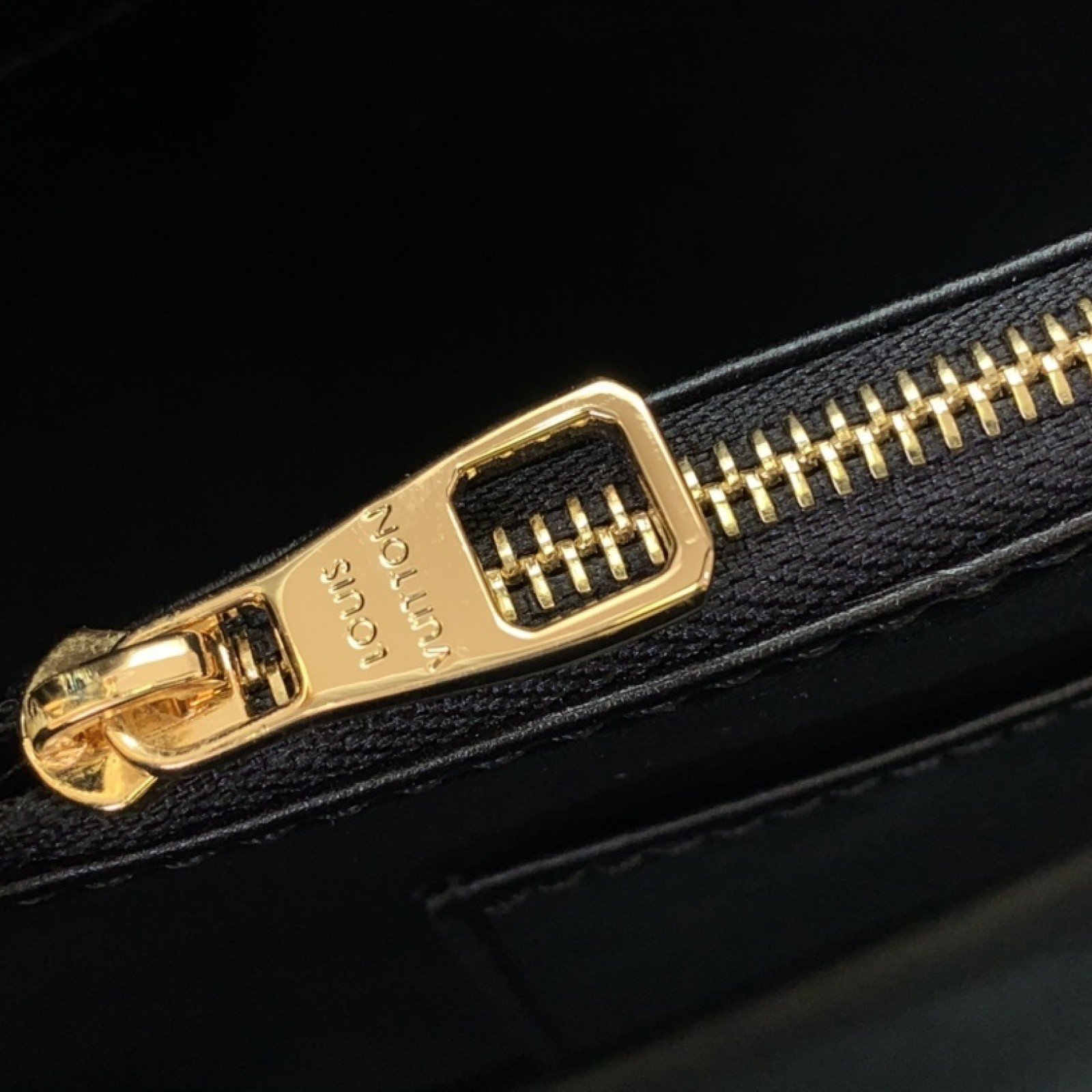 LV CAPUCINES BB  m11924