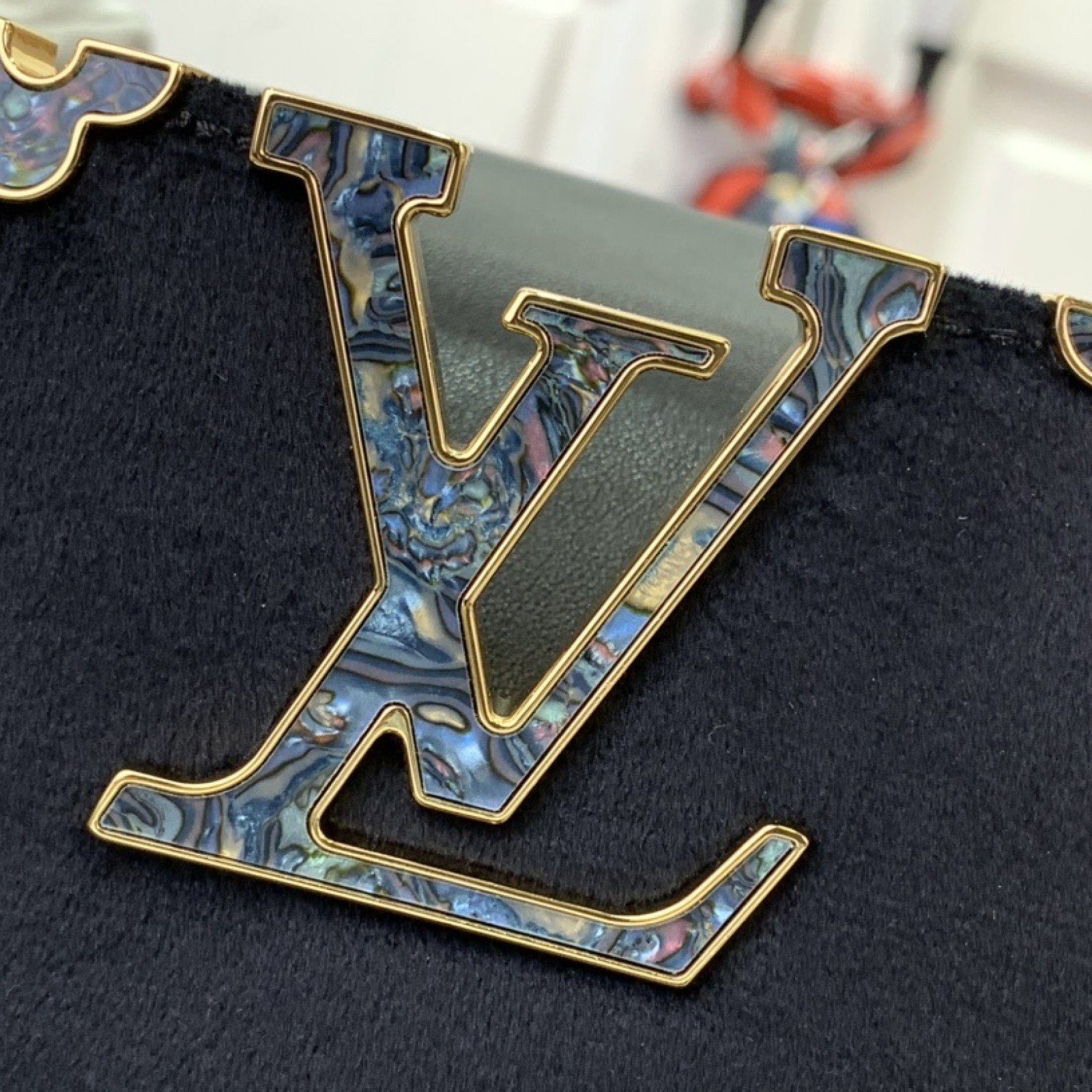 LV CAPUCINES BB  m11924