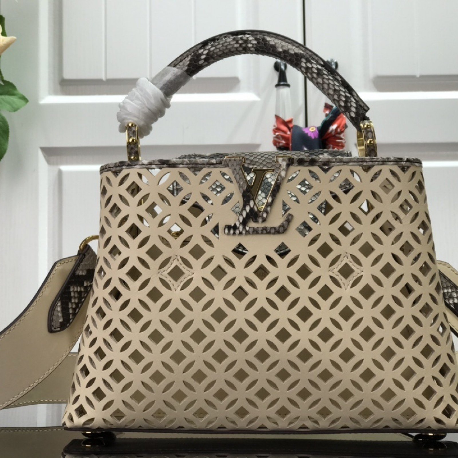 LV CAPUCINES BB N98426