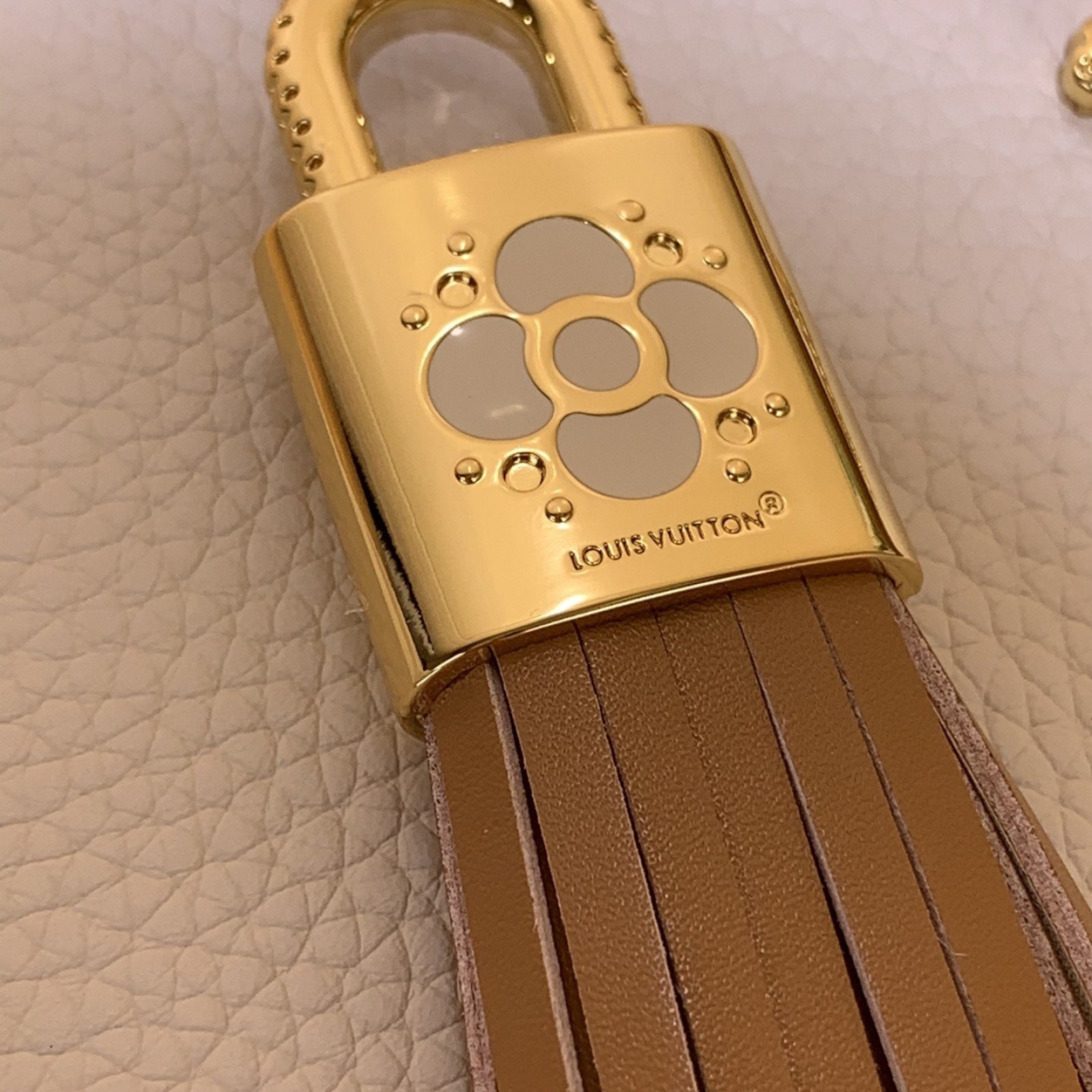 LV CAPUCINES BB m25466