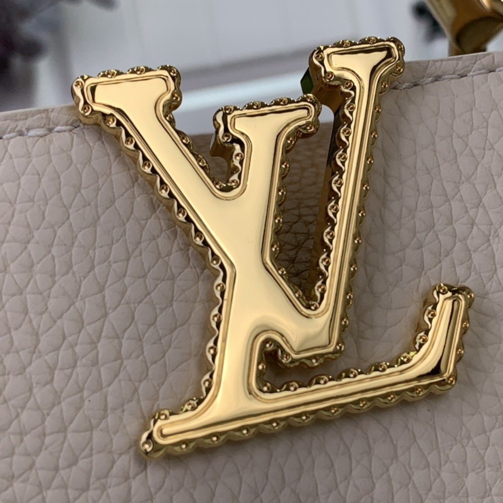 LV CAPUCINES BB m25466