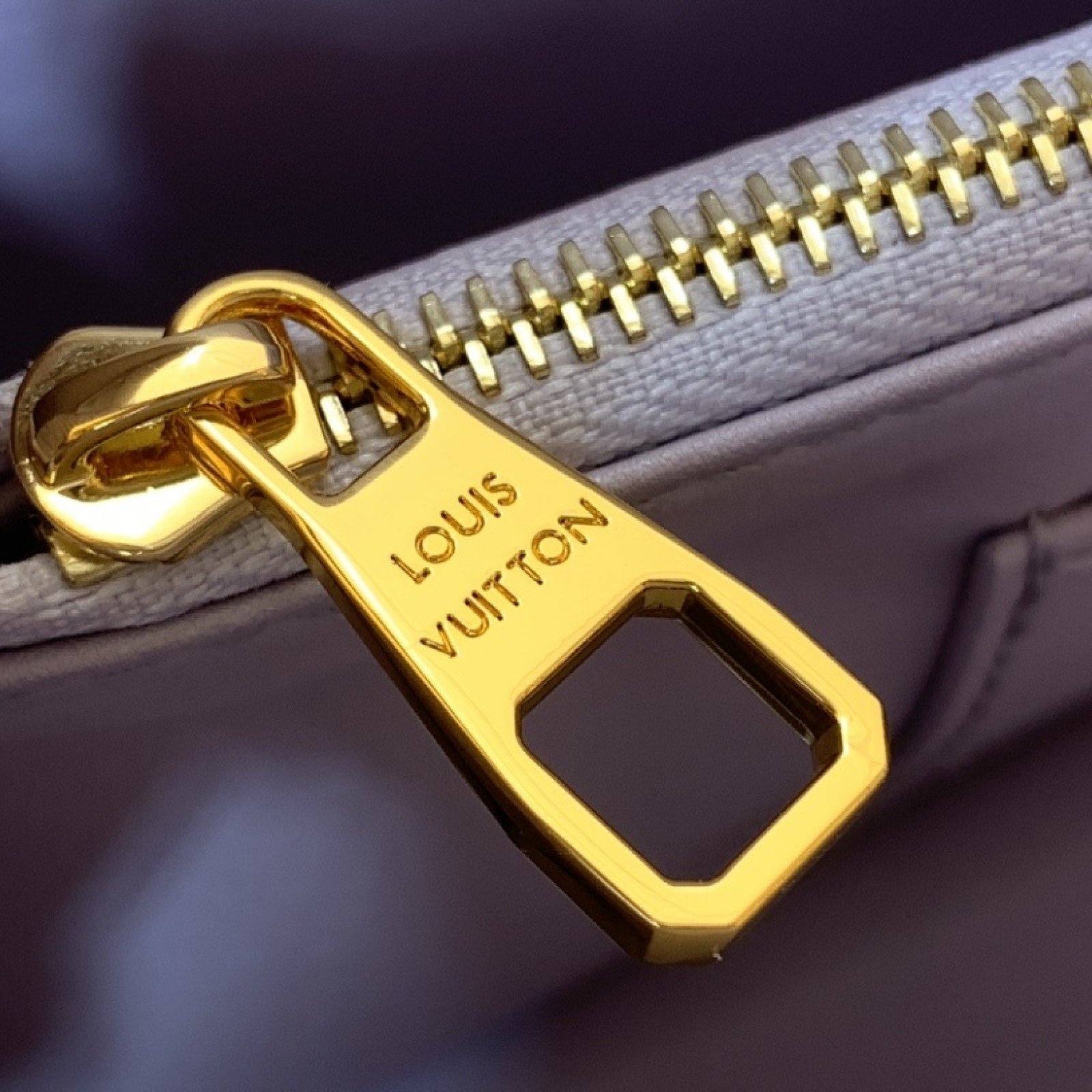 LV CAPUCINES EAST-WEST m25476