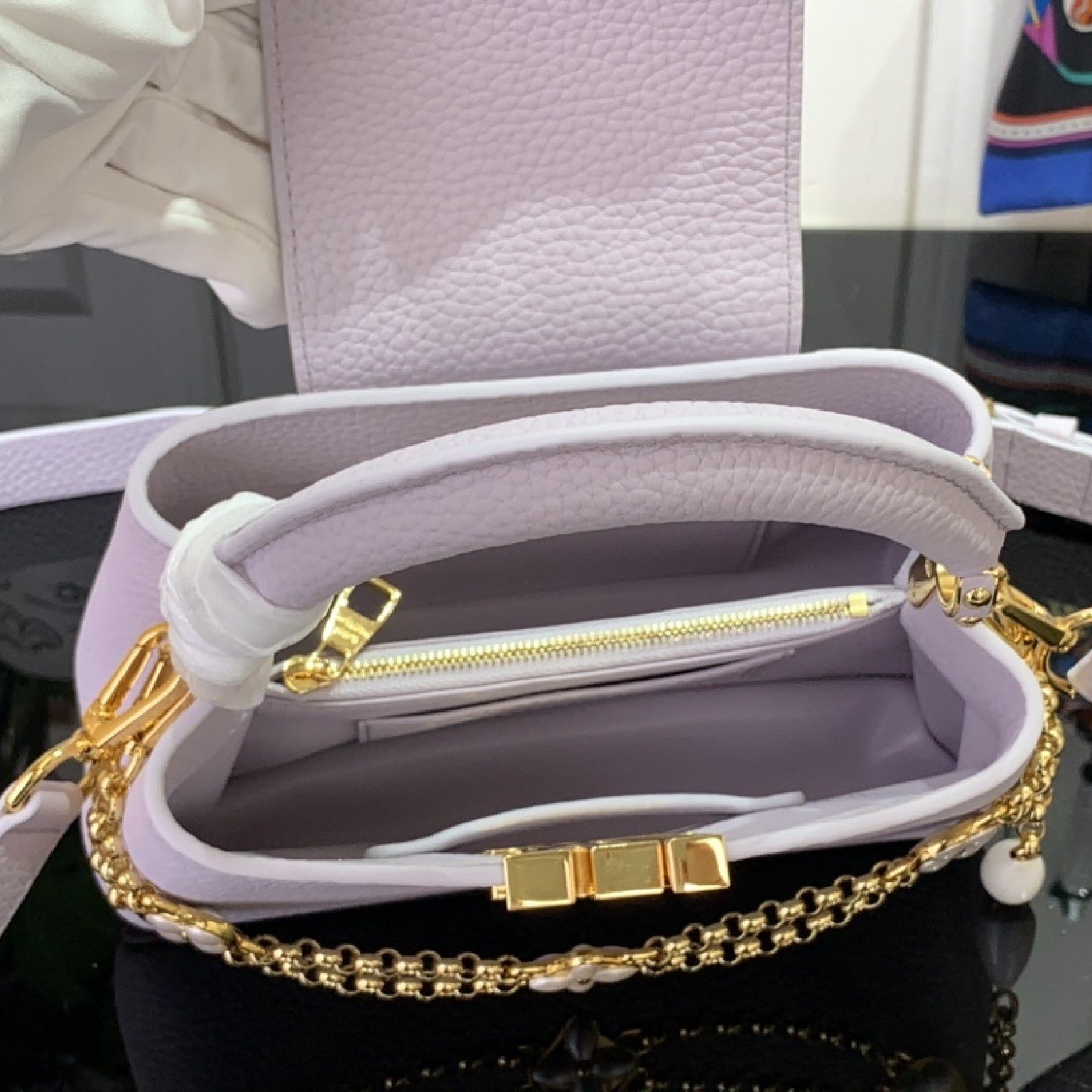 LV CAPUCINES EAST-WEST m25476