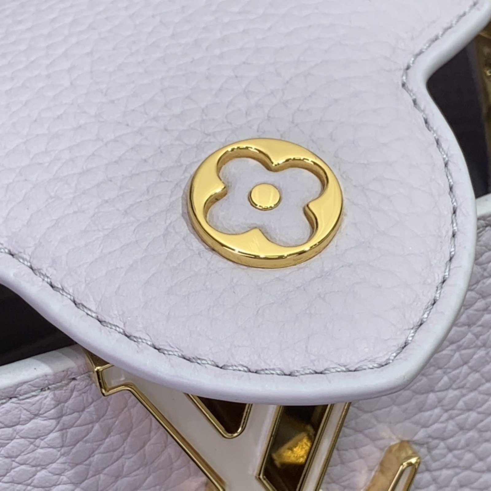 LV CAPUCINES EAST-WEST m25476