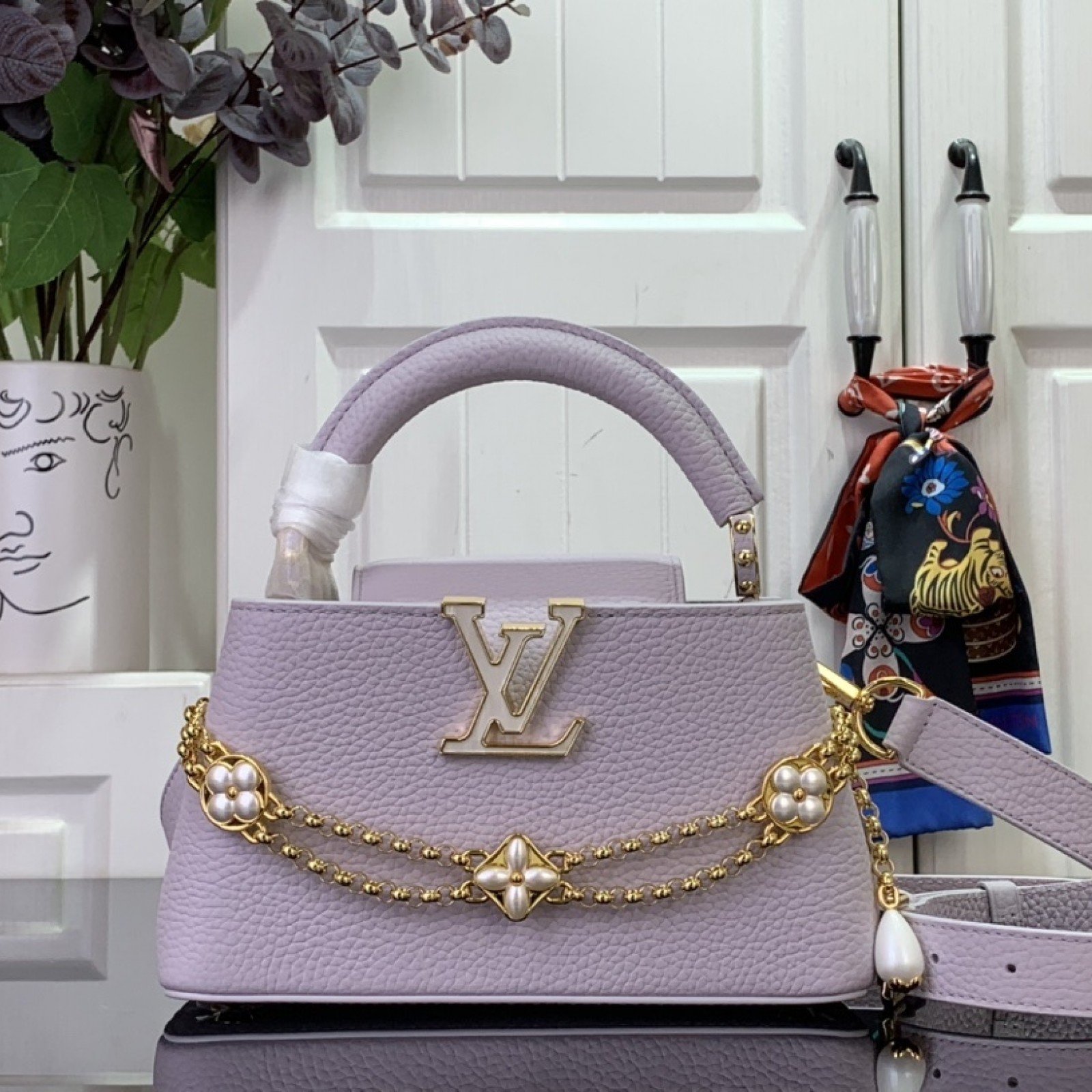 LV CAPUCINES EAST-WEST m25476