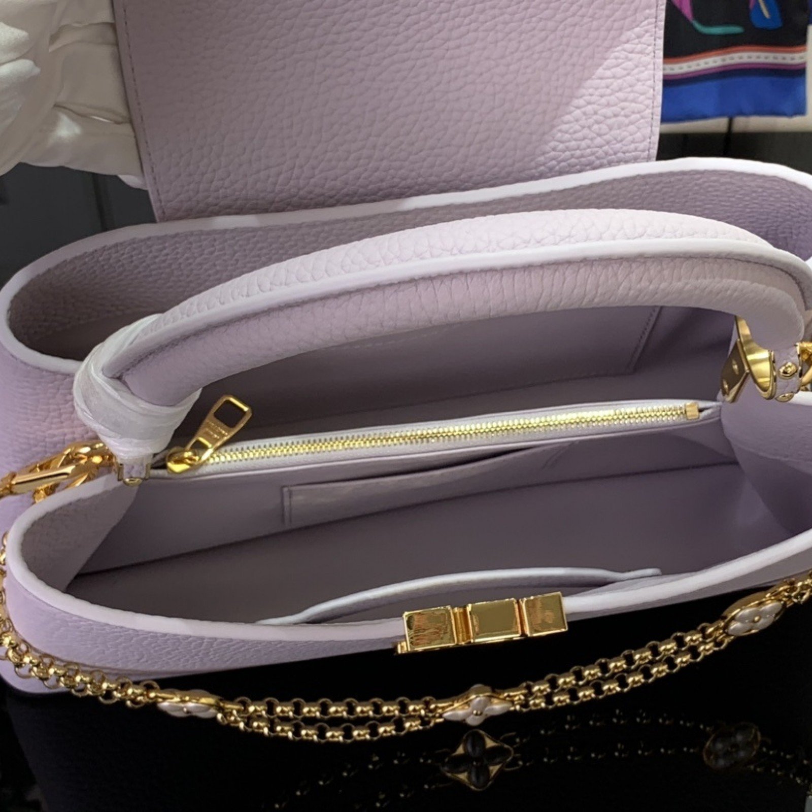 LV CAPUCINES EAST-WEST m25476