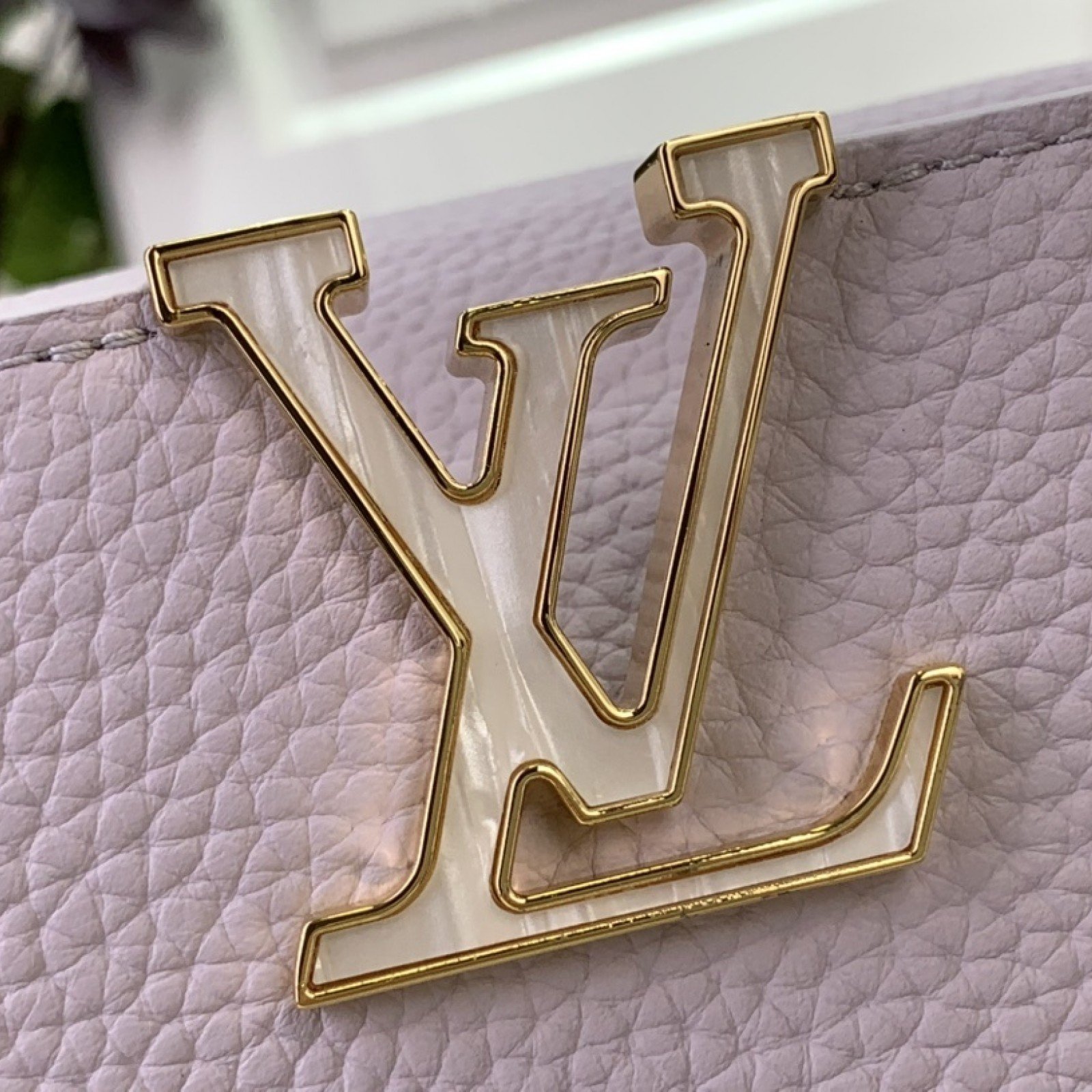 LV CAPUCINES EAST-WEST m25476