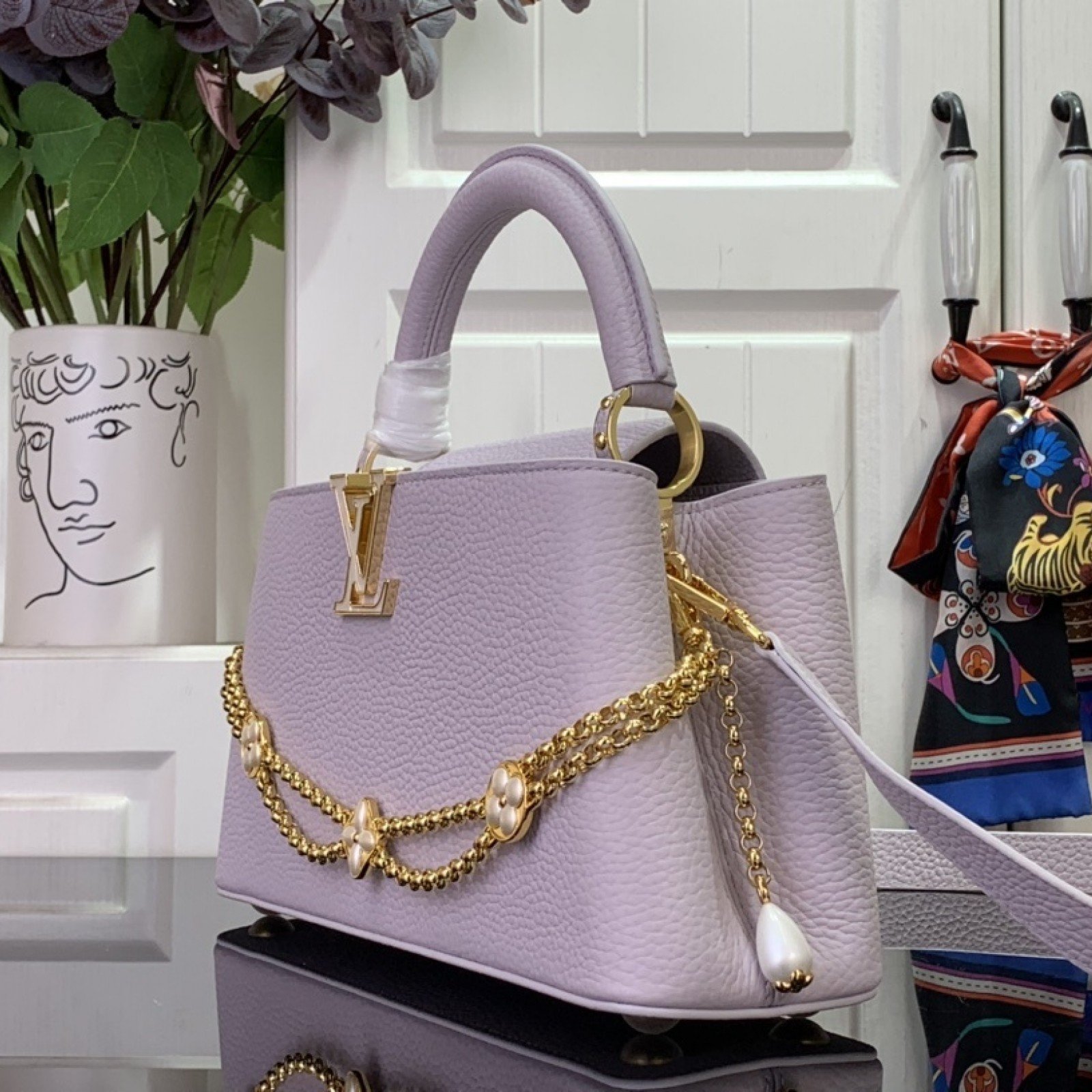 LV CAPUCINES EAST-WEST m25476