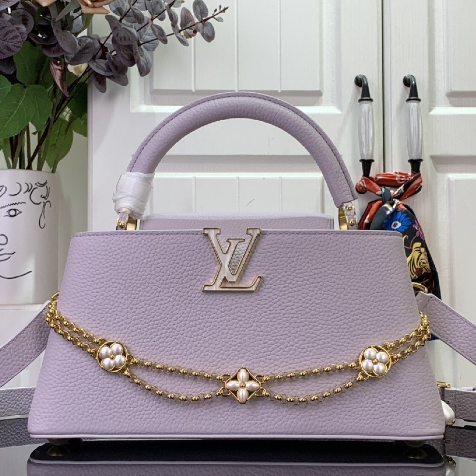 LV CAPUCINES EAST-WEST m25476