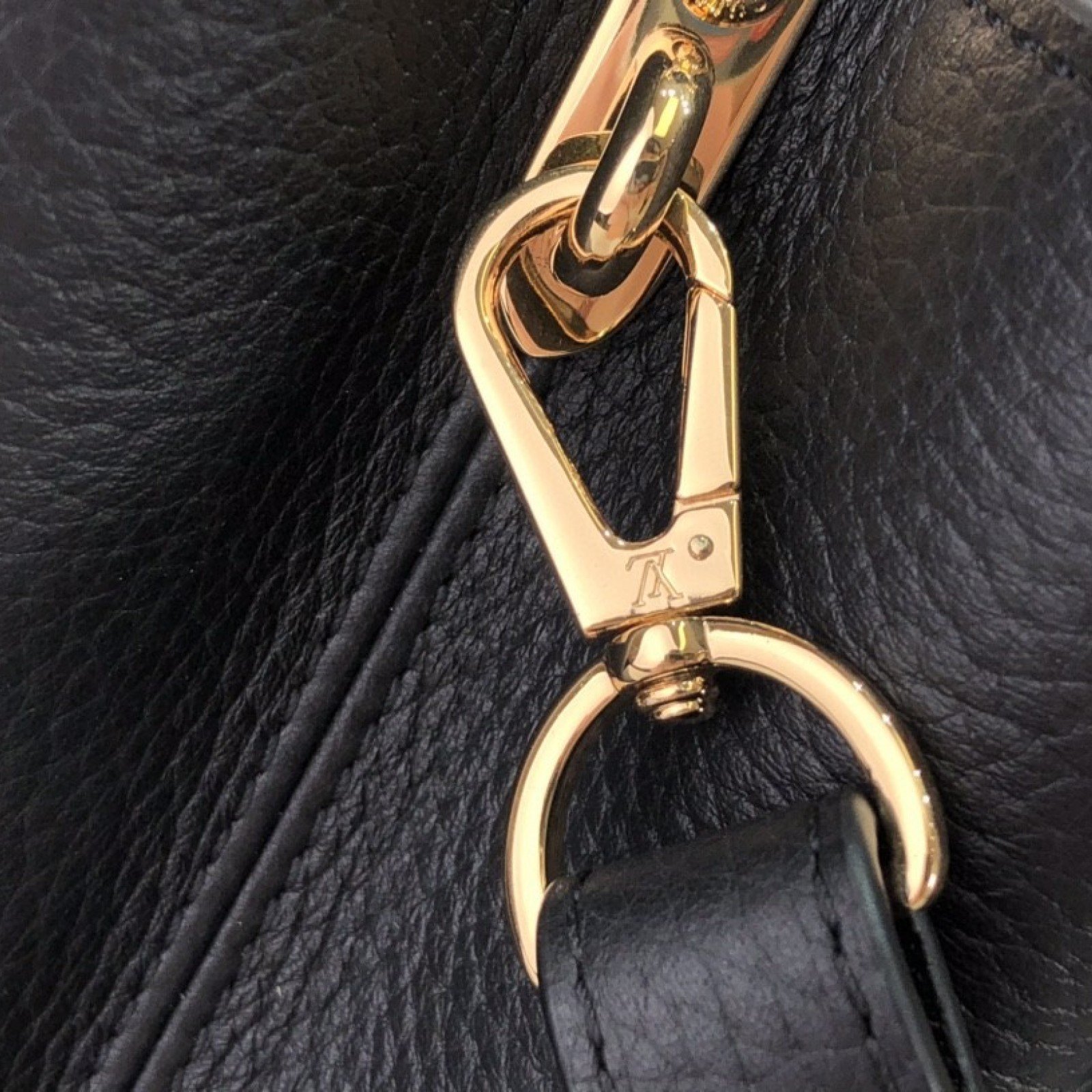 LV CAPUCINES MM M58575