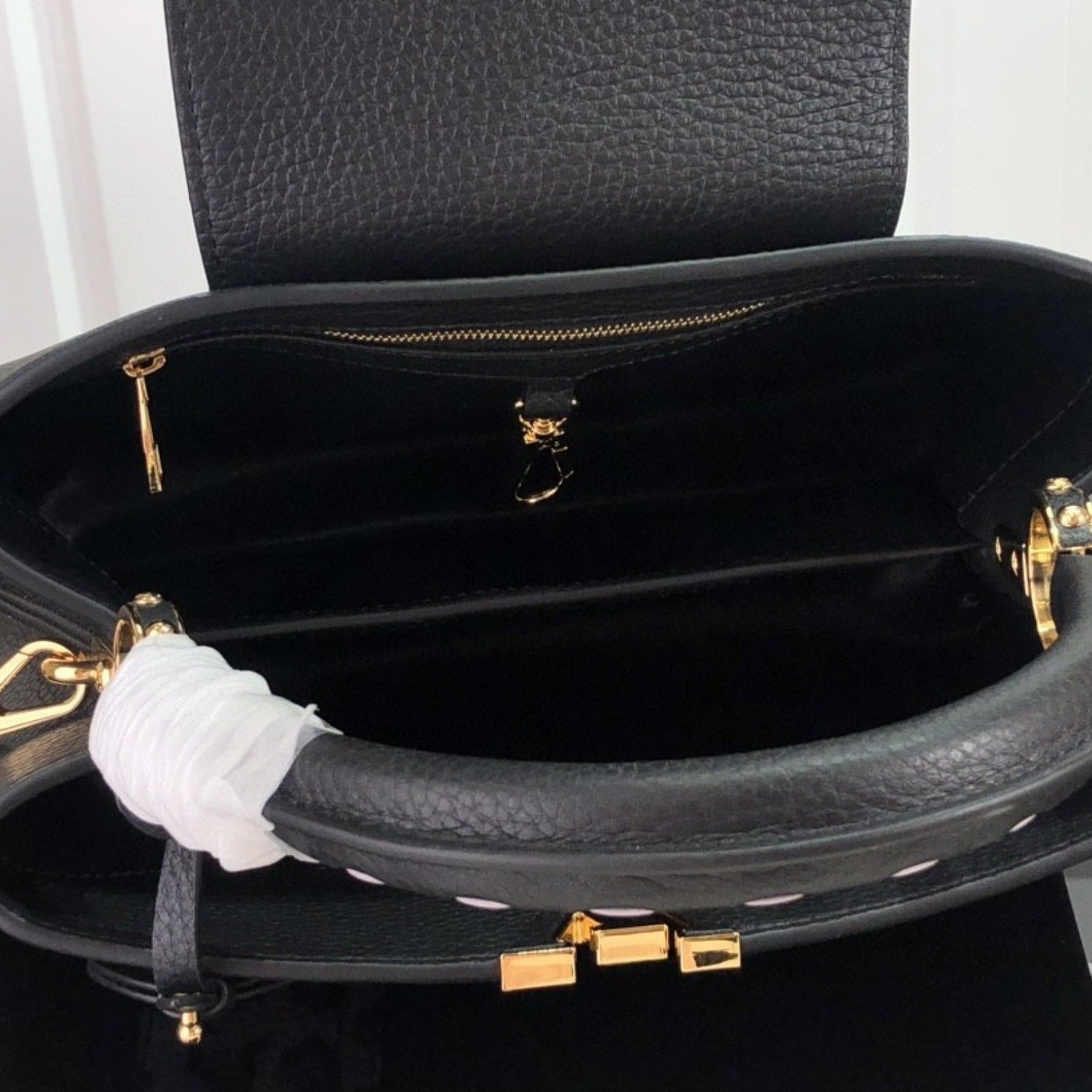 LV CAPUCINES MM M58575