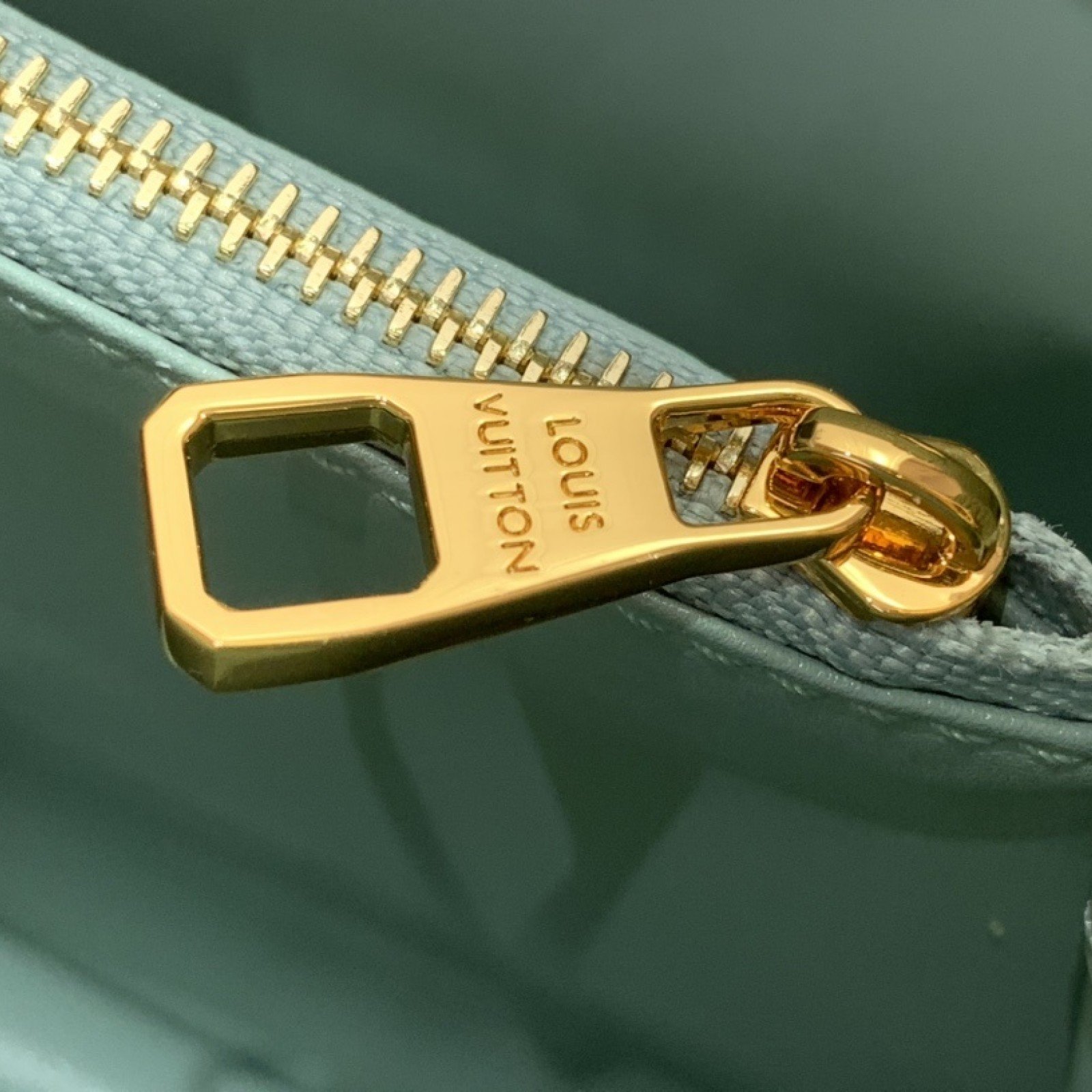 LV CAPUCINES bb m15157
