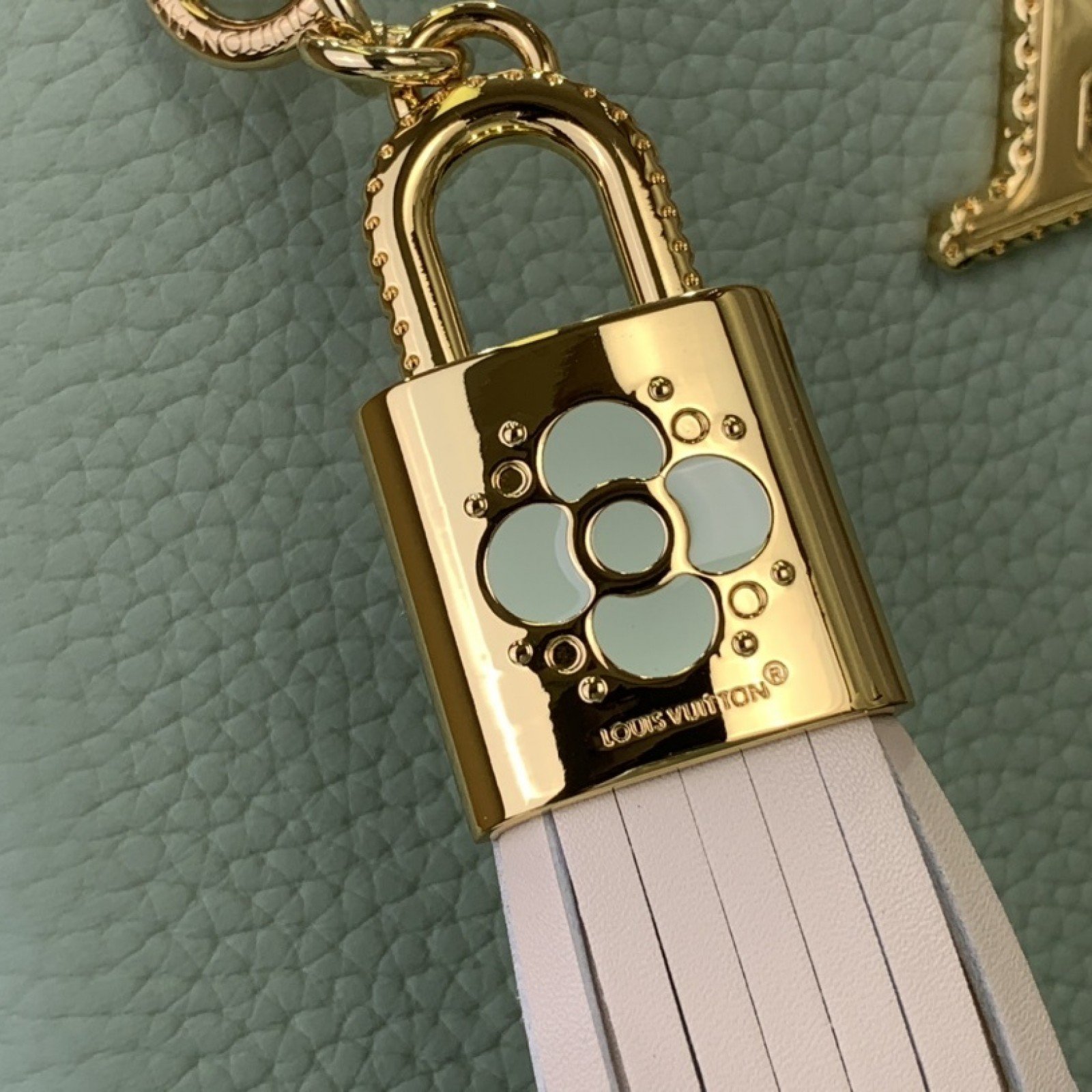 LV CAPUCINES bb m15157