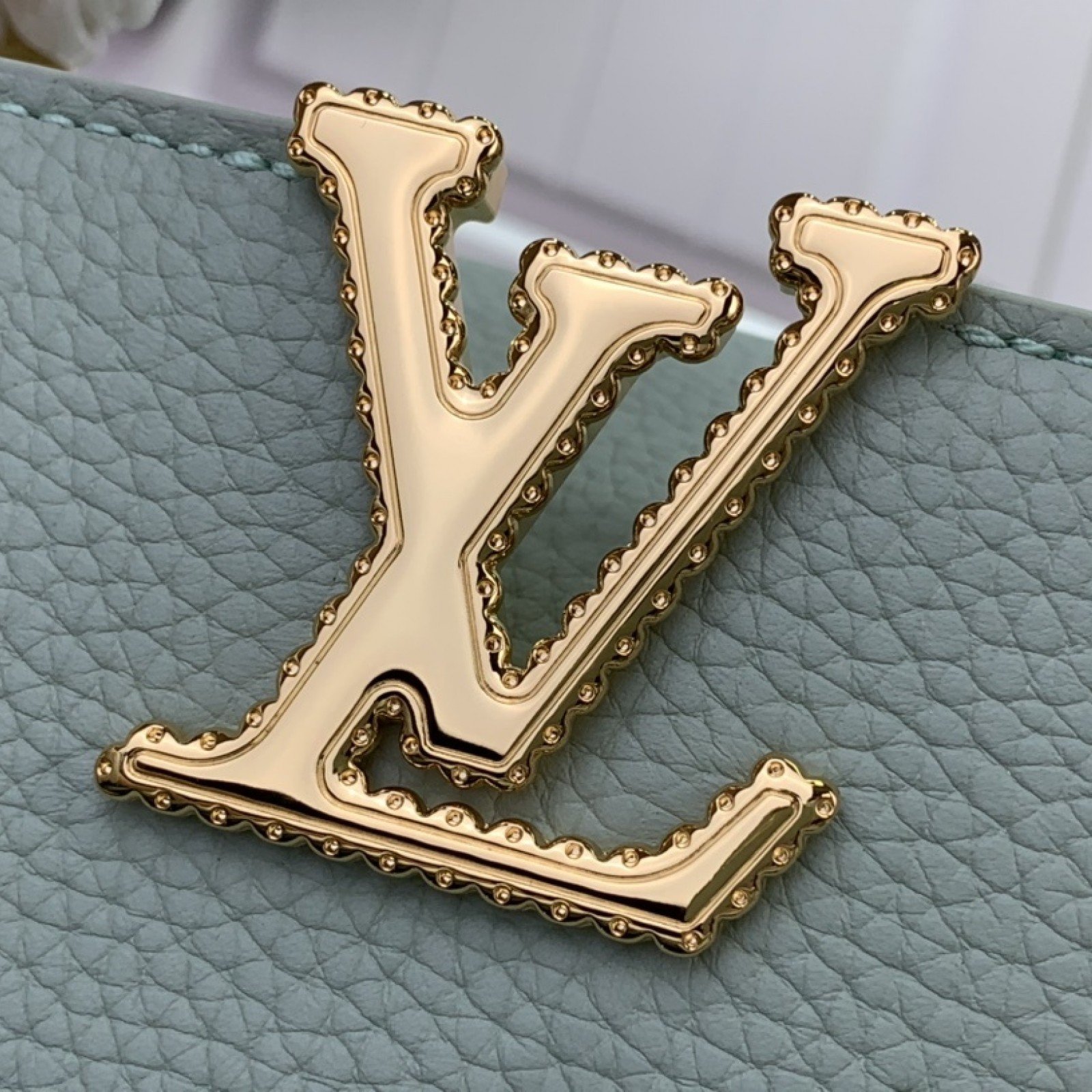 LV CAPUCINES bb m15157