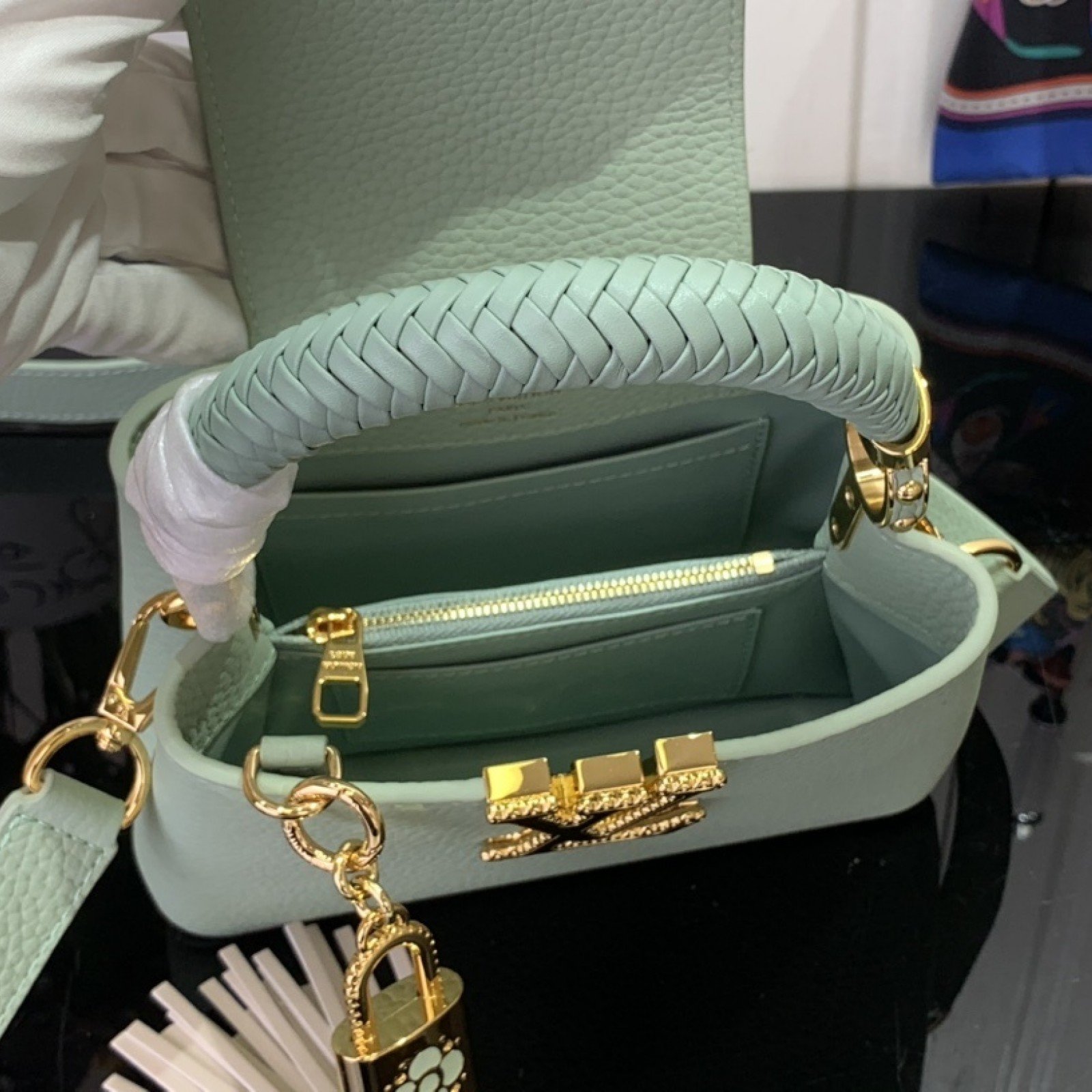 LV CAPUCINES bb m15157