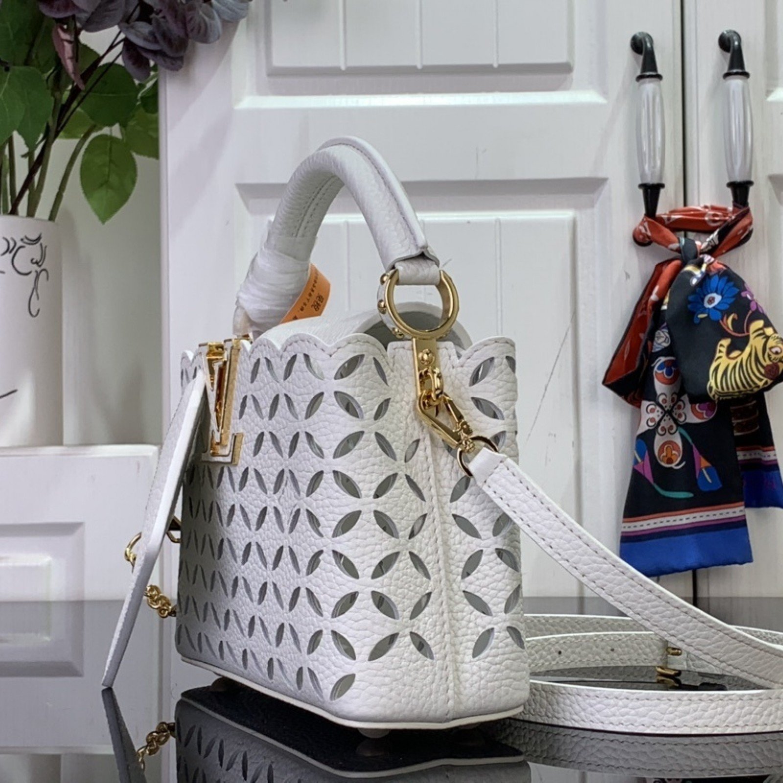 LV CAPUCINES m25497