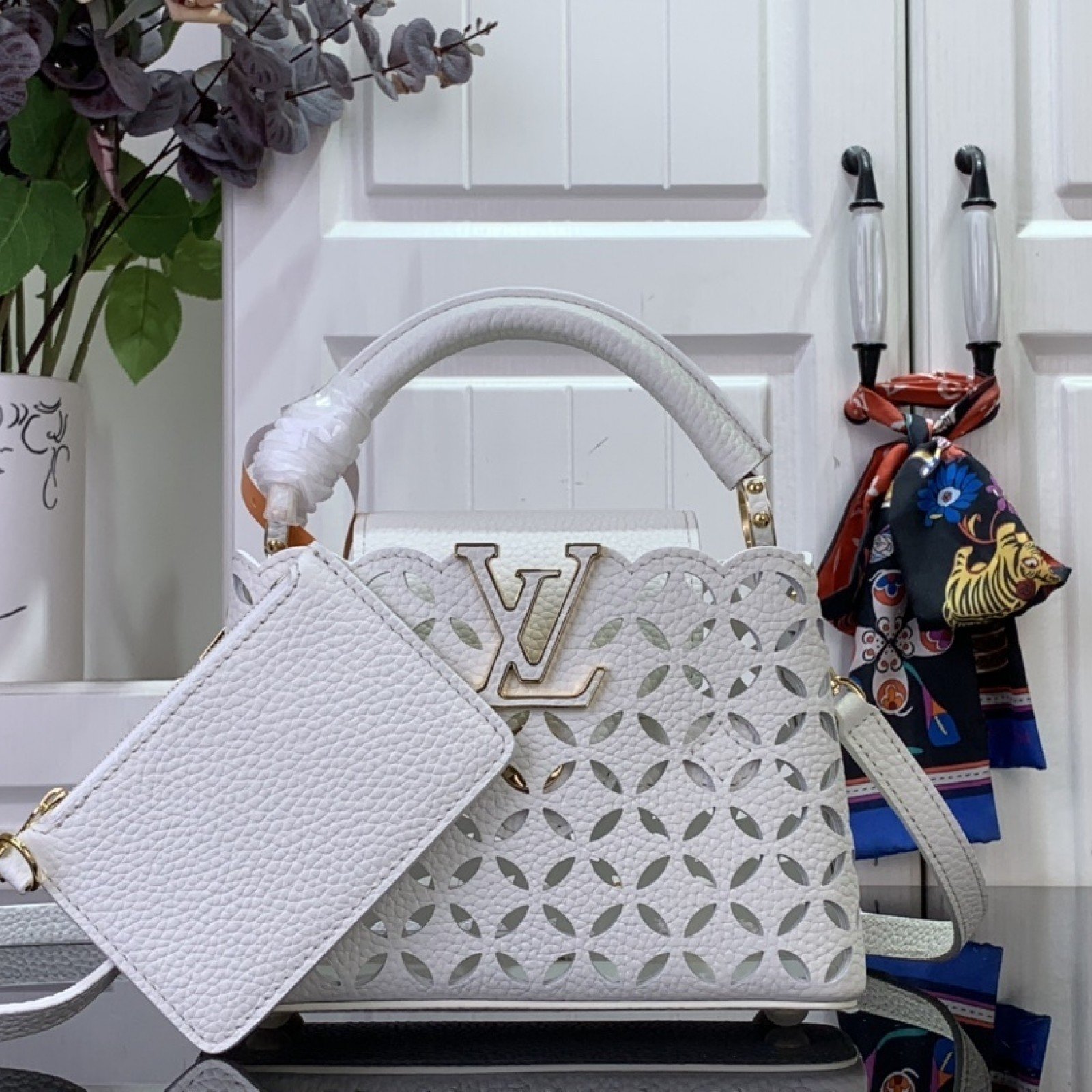LV CAPUCINES m25497