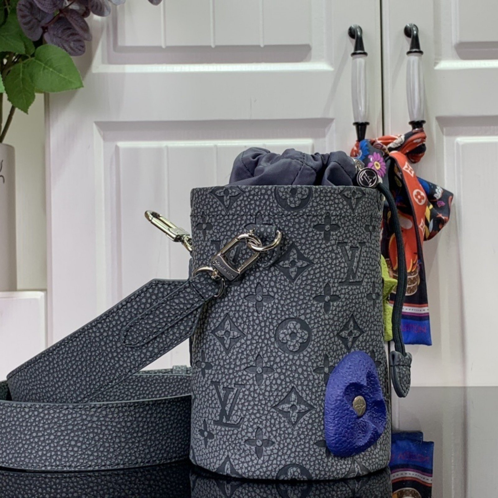 LV CHALK POUCH M81572