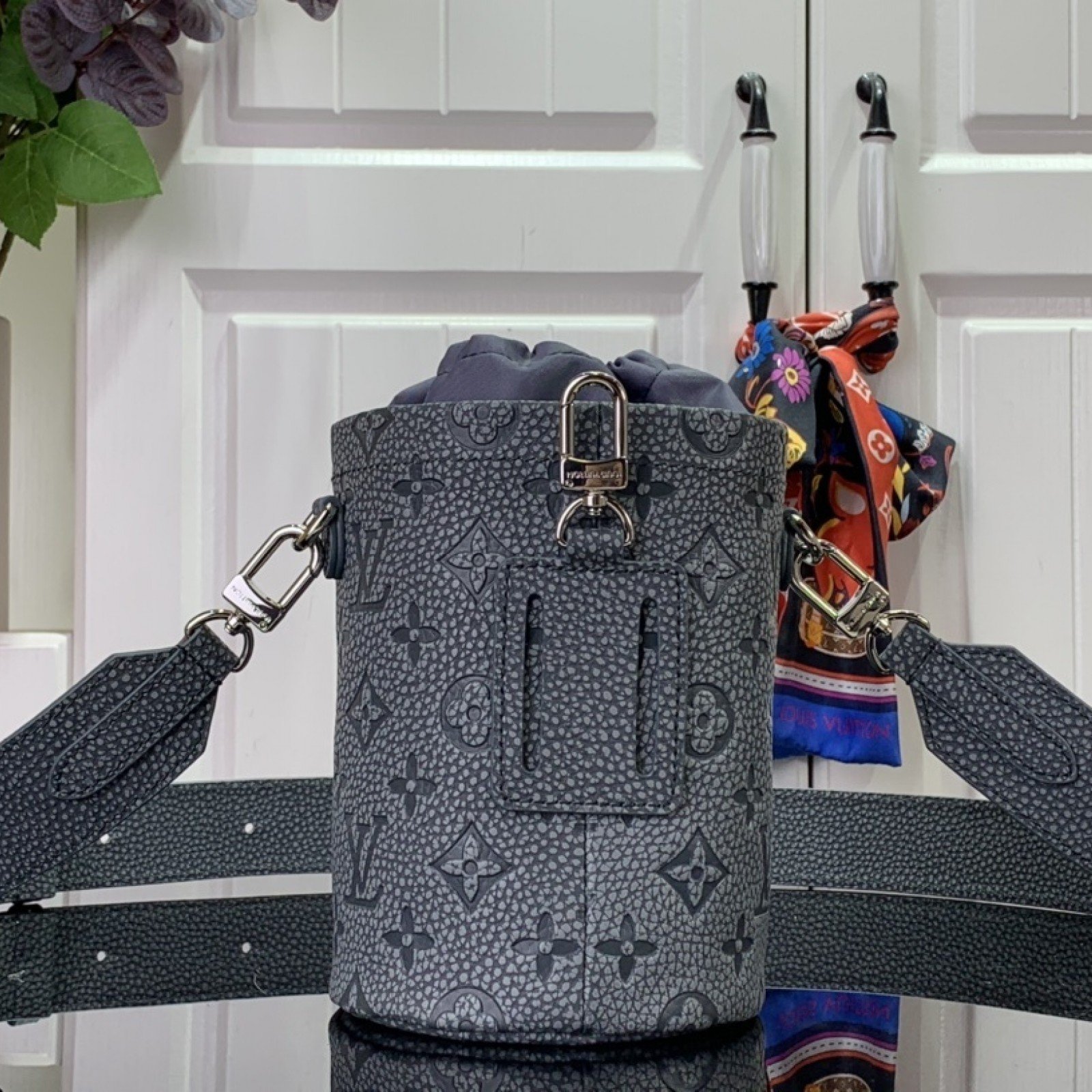 LV CHALK POUCH M81572