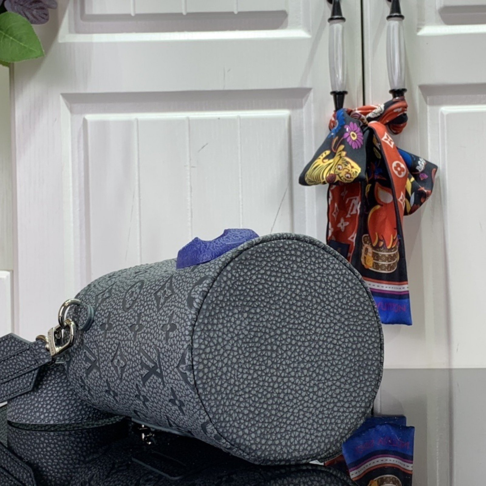 LV CHALK POUCH M81572