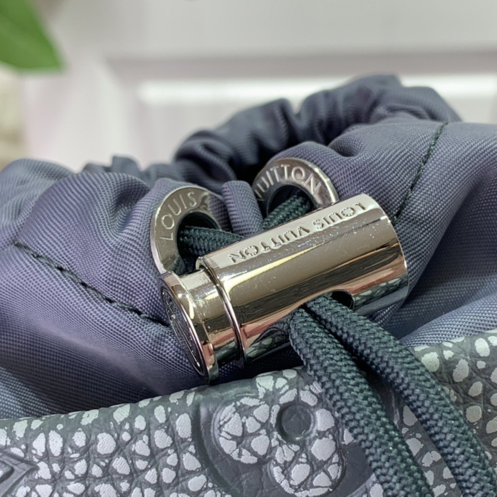 LV CHALK POUCH M81572
