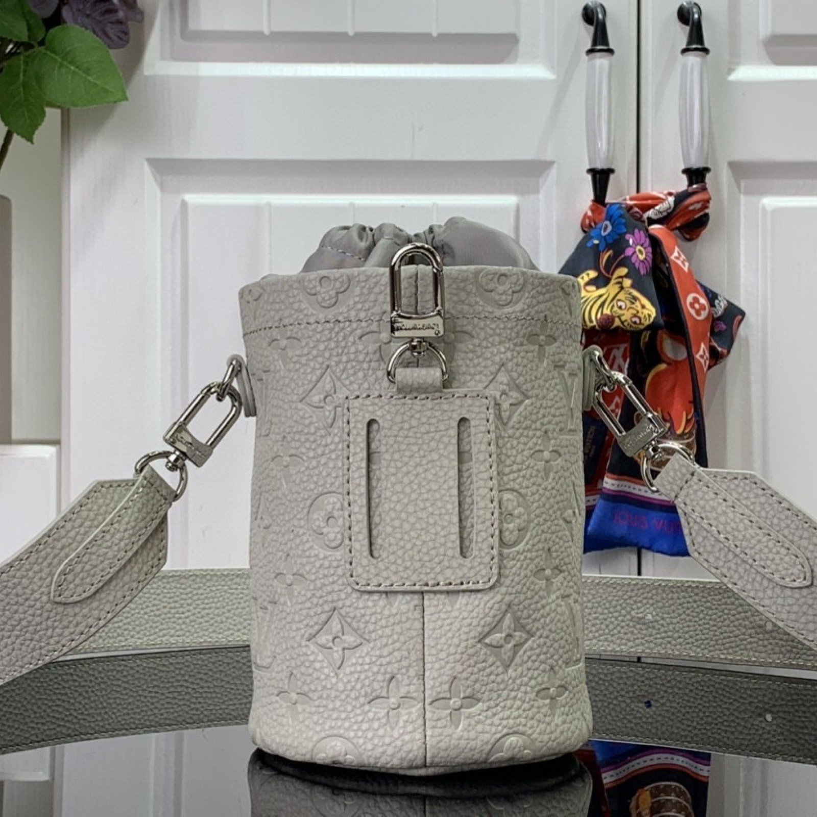 LV CHALK POUCH M81572