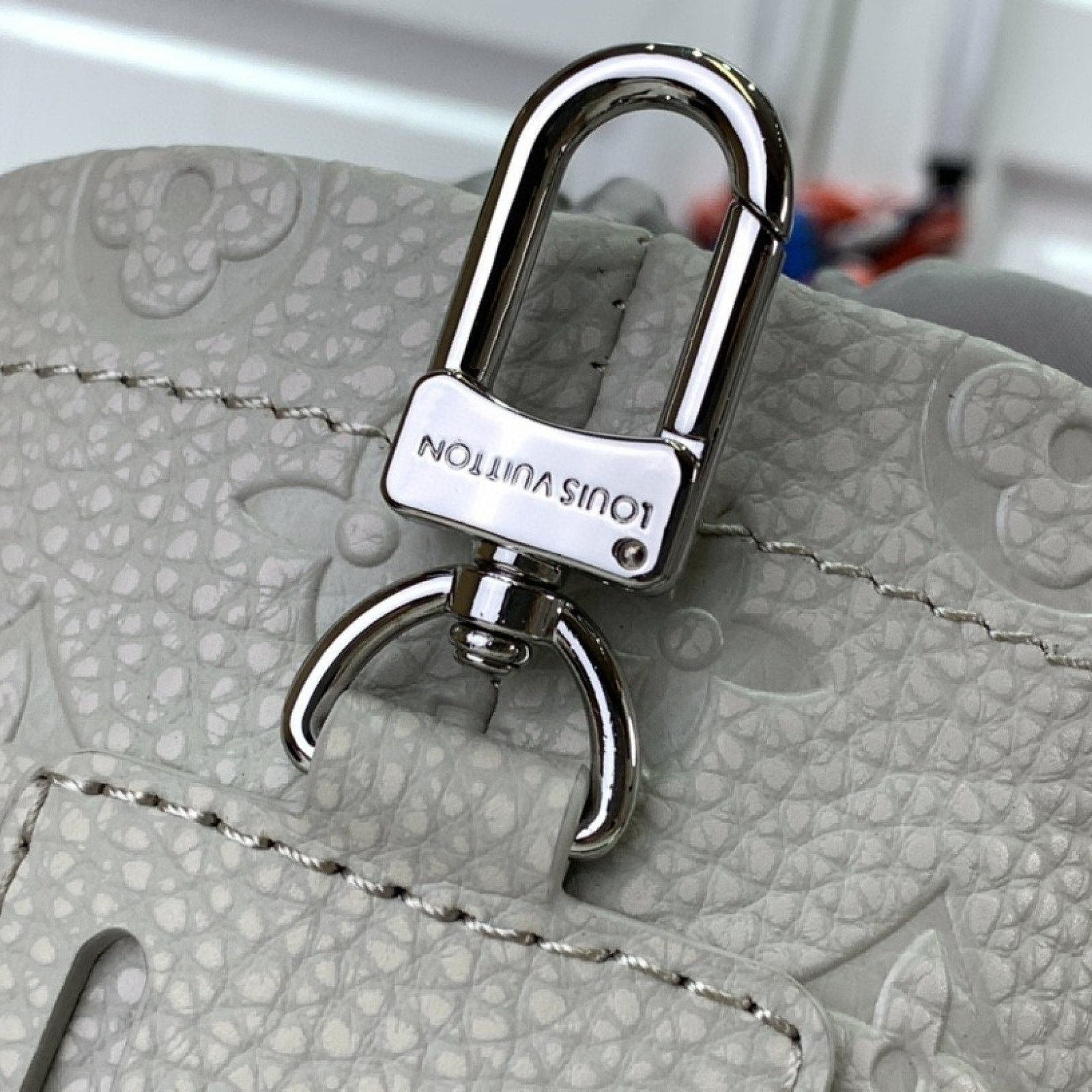 LV CHALK POUCH M81572