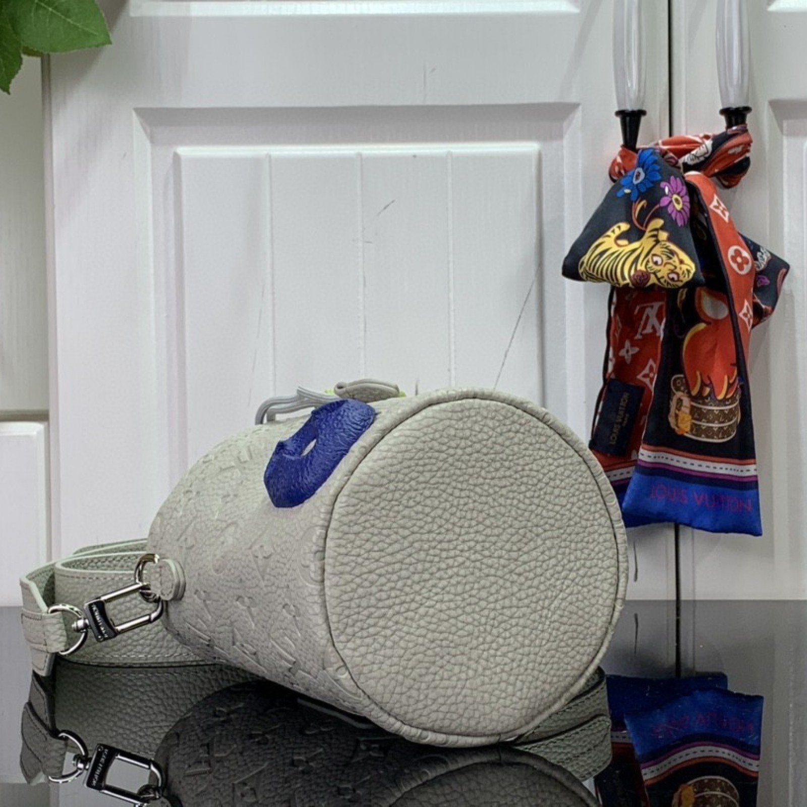 LV CHALK POUCH M81572