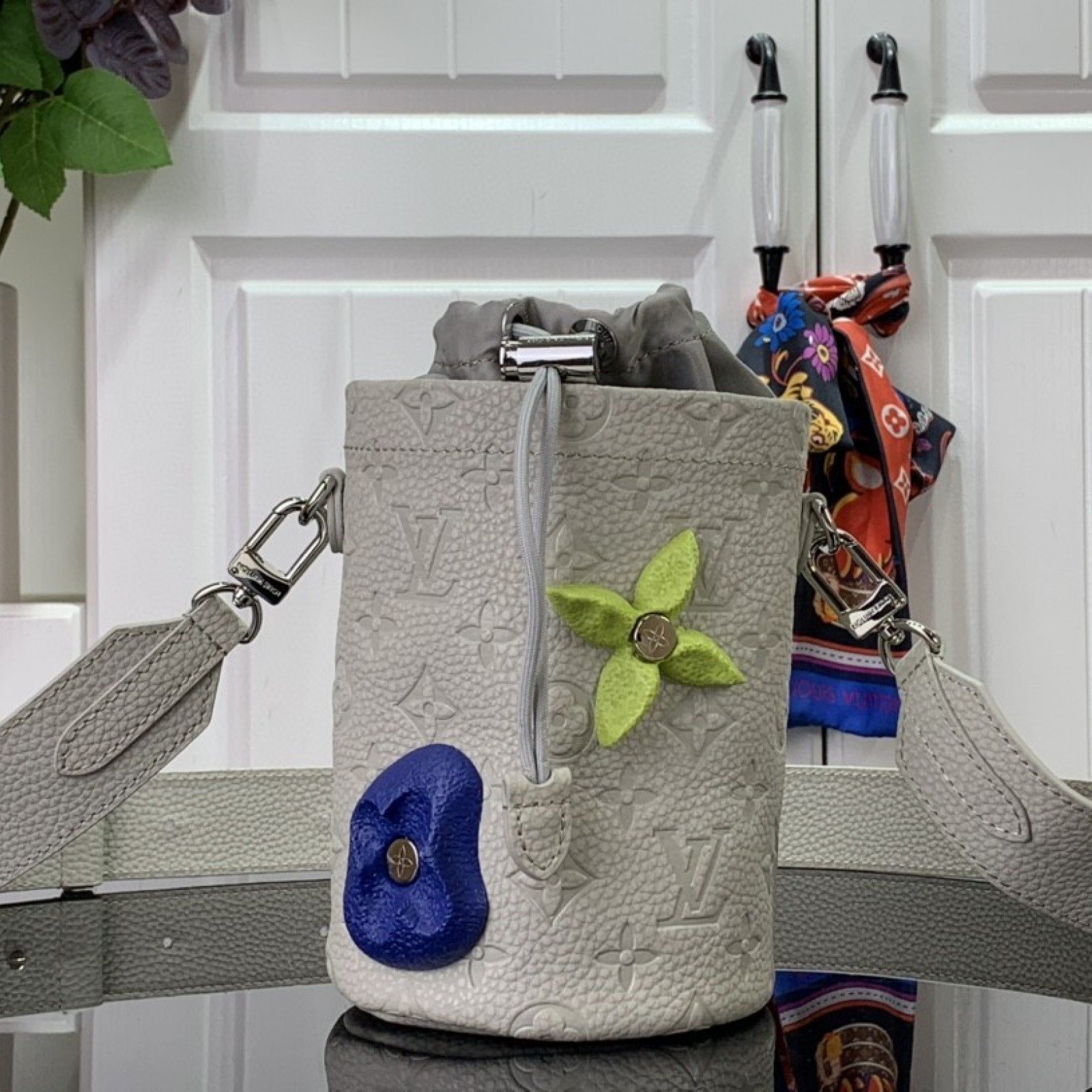 LV CHALK POUCH M81572
