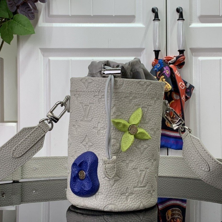 LV CHALK POUCH M81572