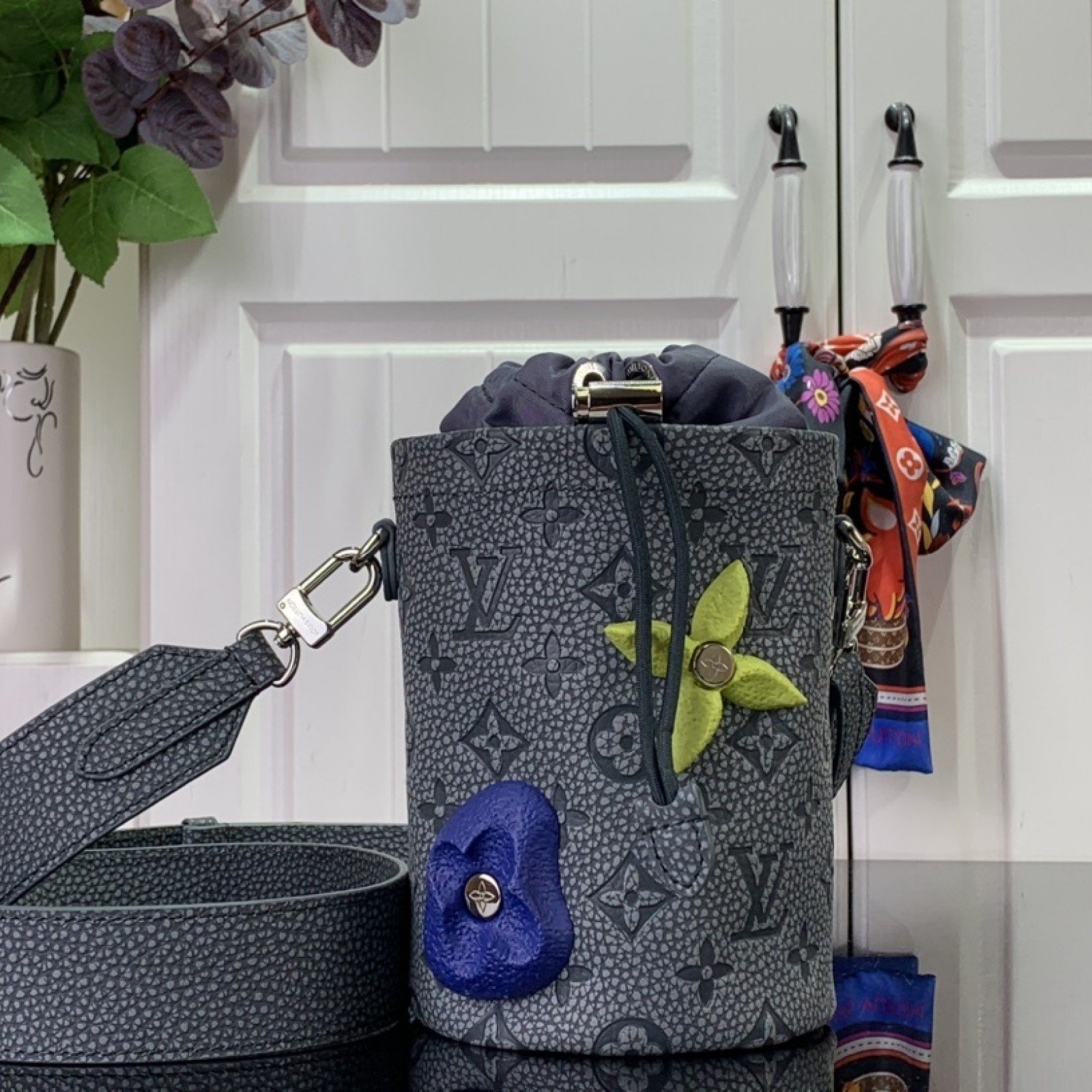 LV CHALK POUCH M81572