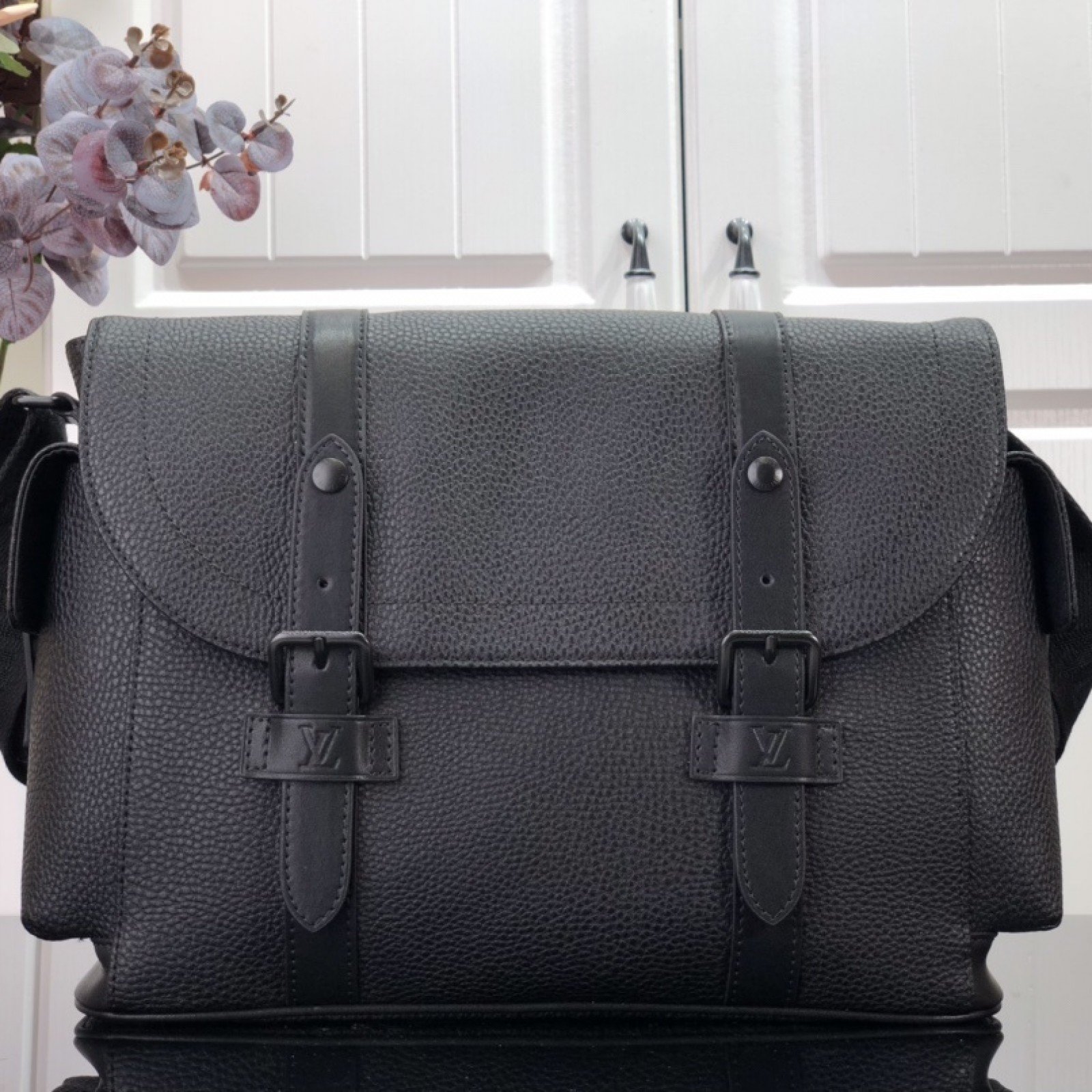 LV CHRISTOPHER MESSENGER M58476