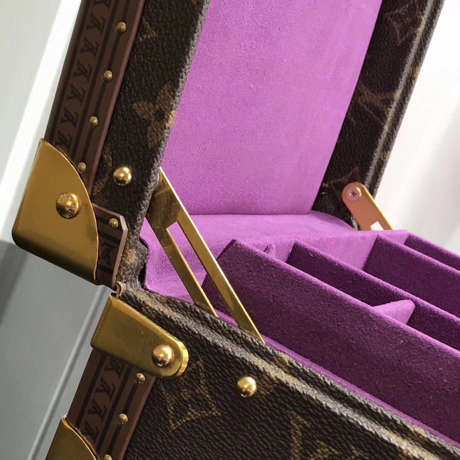 LV COFFRET JOAILLERIE M20040