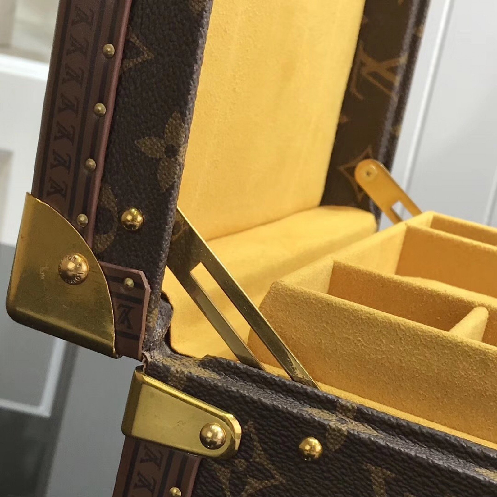 LV COFFRET JOAILLERIE M20040