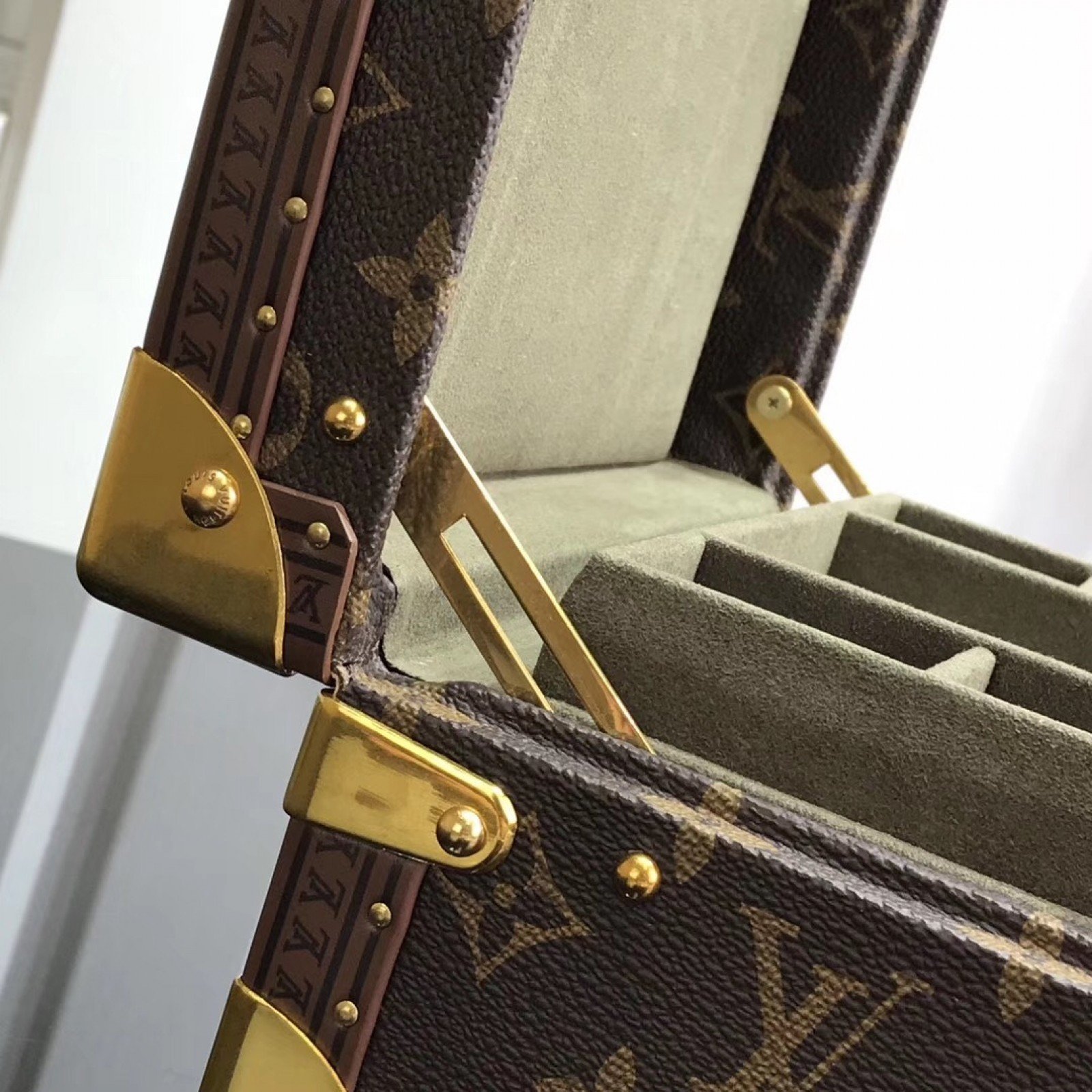 LV COFFRET JOAILLERIE M20040