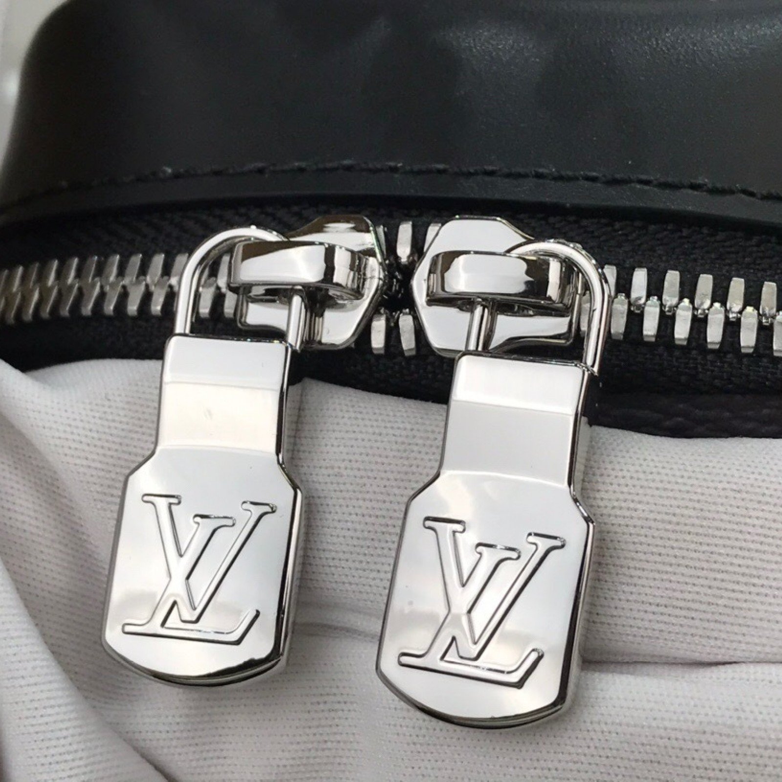 LV Cellphone Pouch M69534