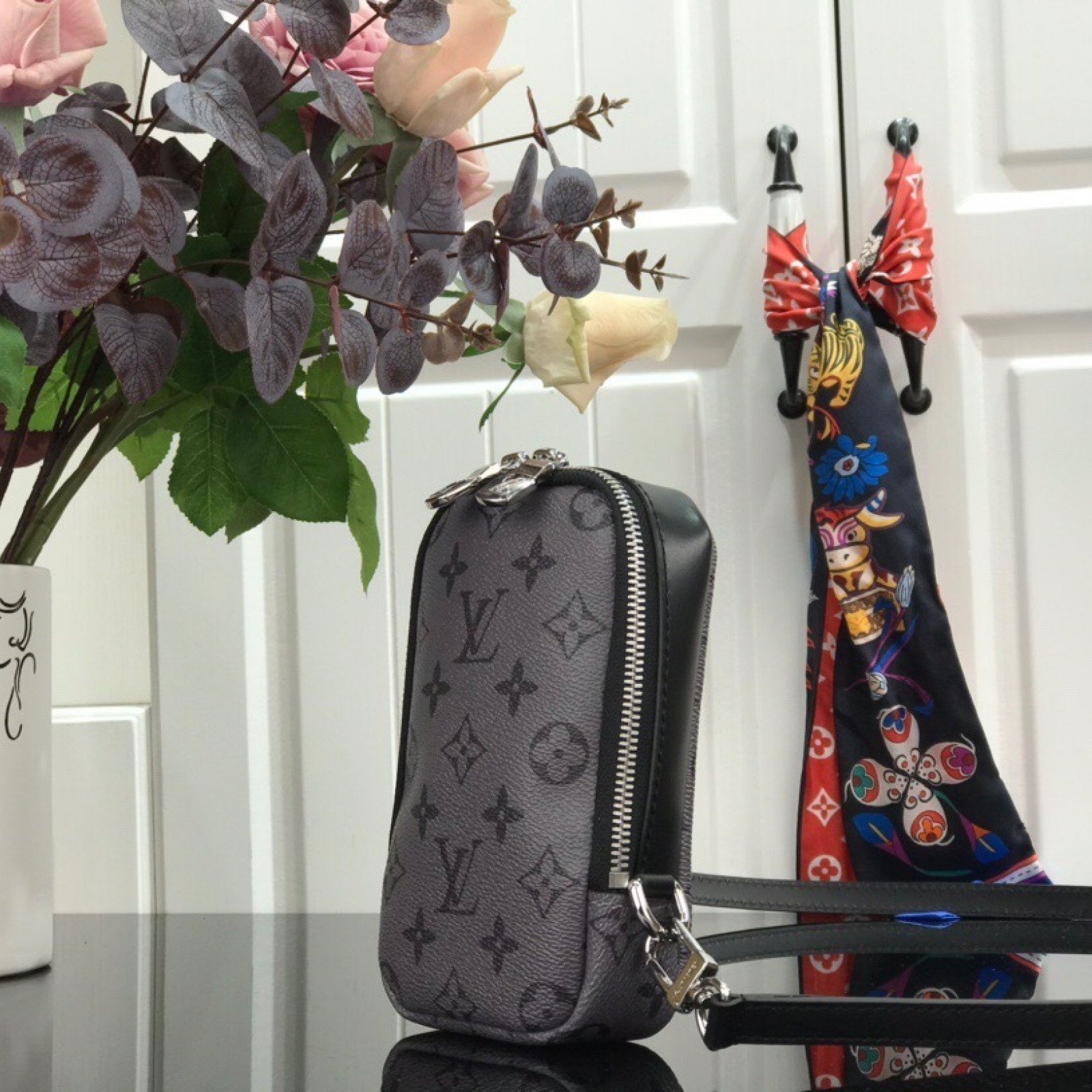 LV Cellphone Pouch M69534