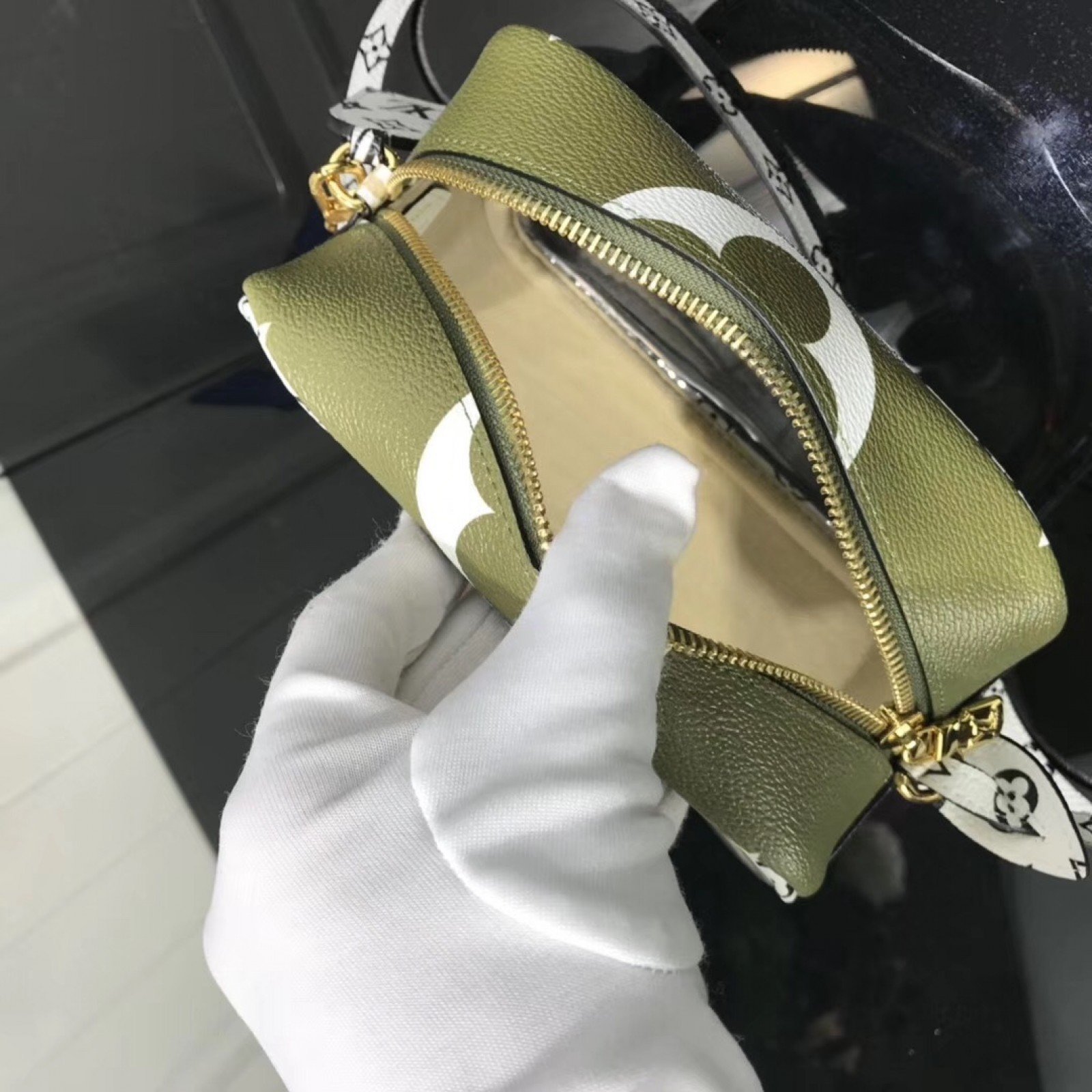 LV Clutch bag M67610