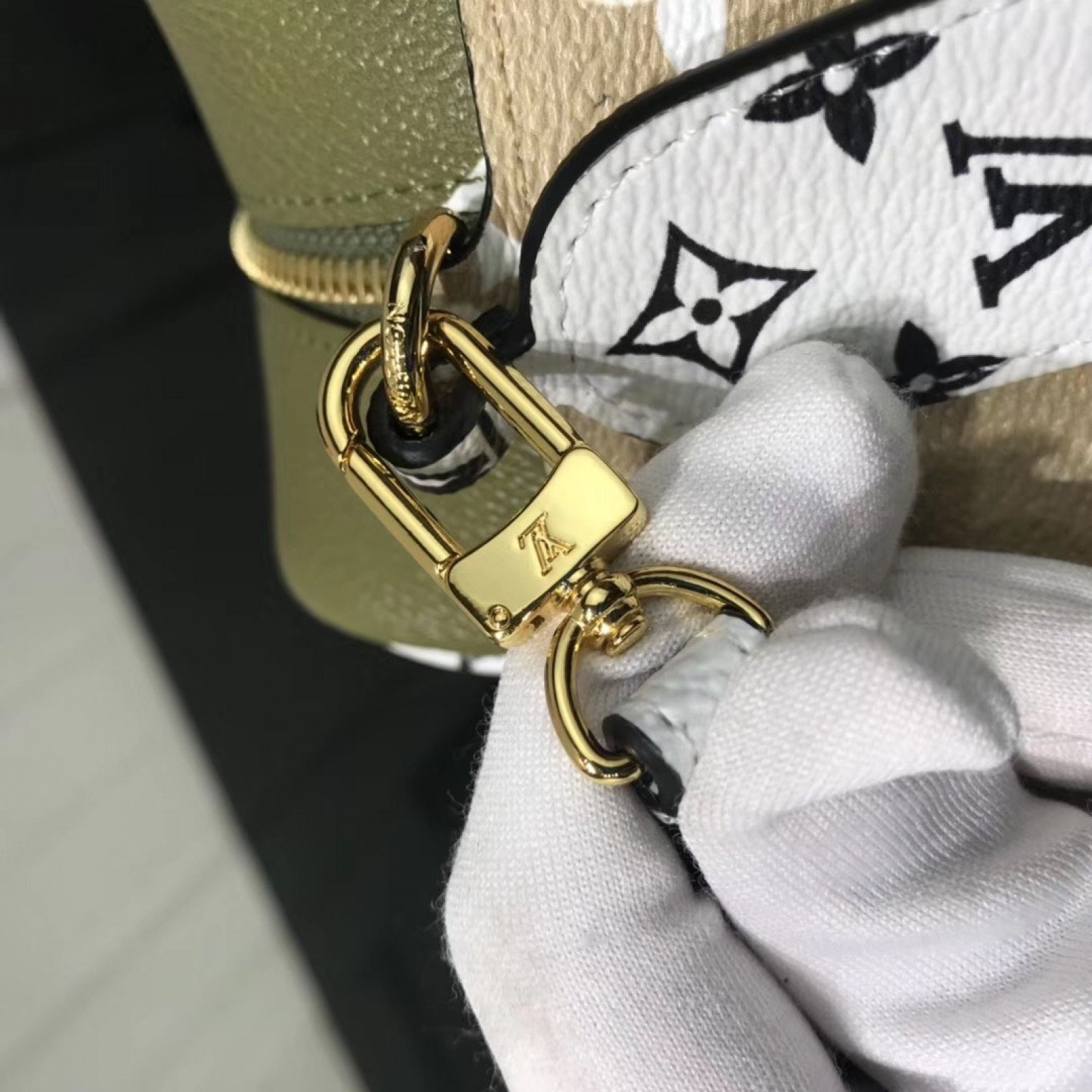 LV Clutch bag M67610