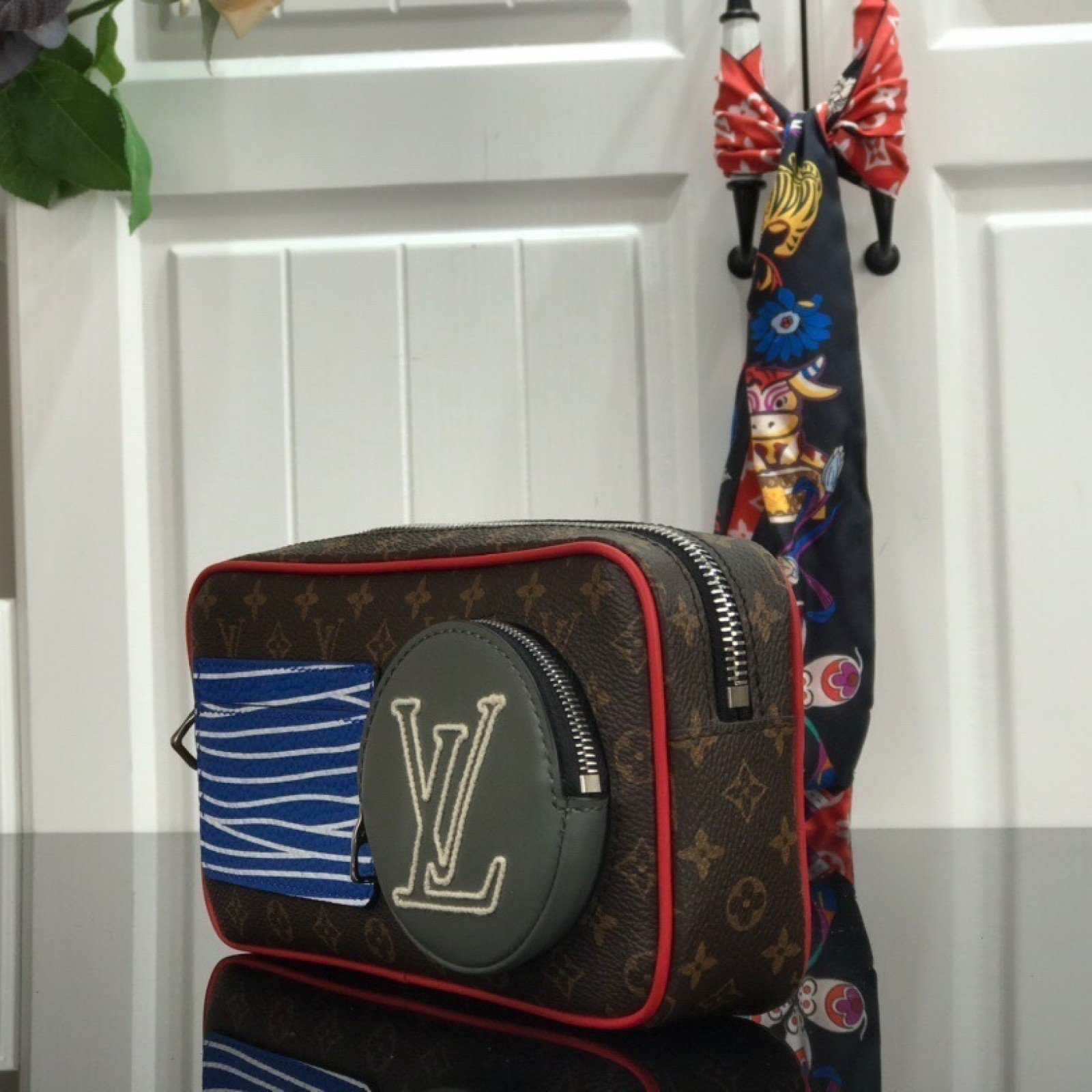 LV Clutch bag M68687PV