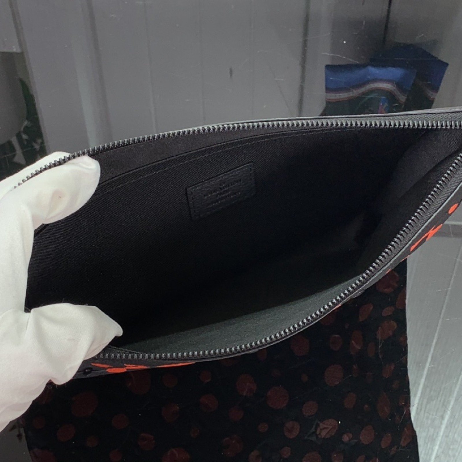 LV Clutch bag m82019