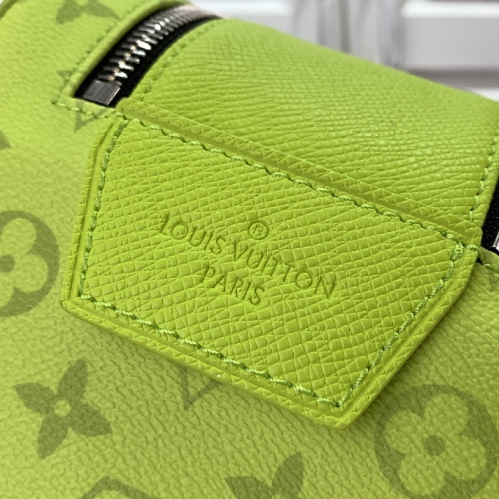 LV Cosmetic bag m10144