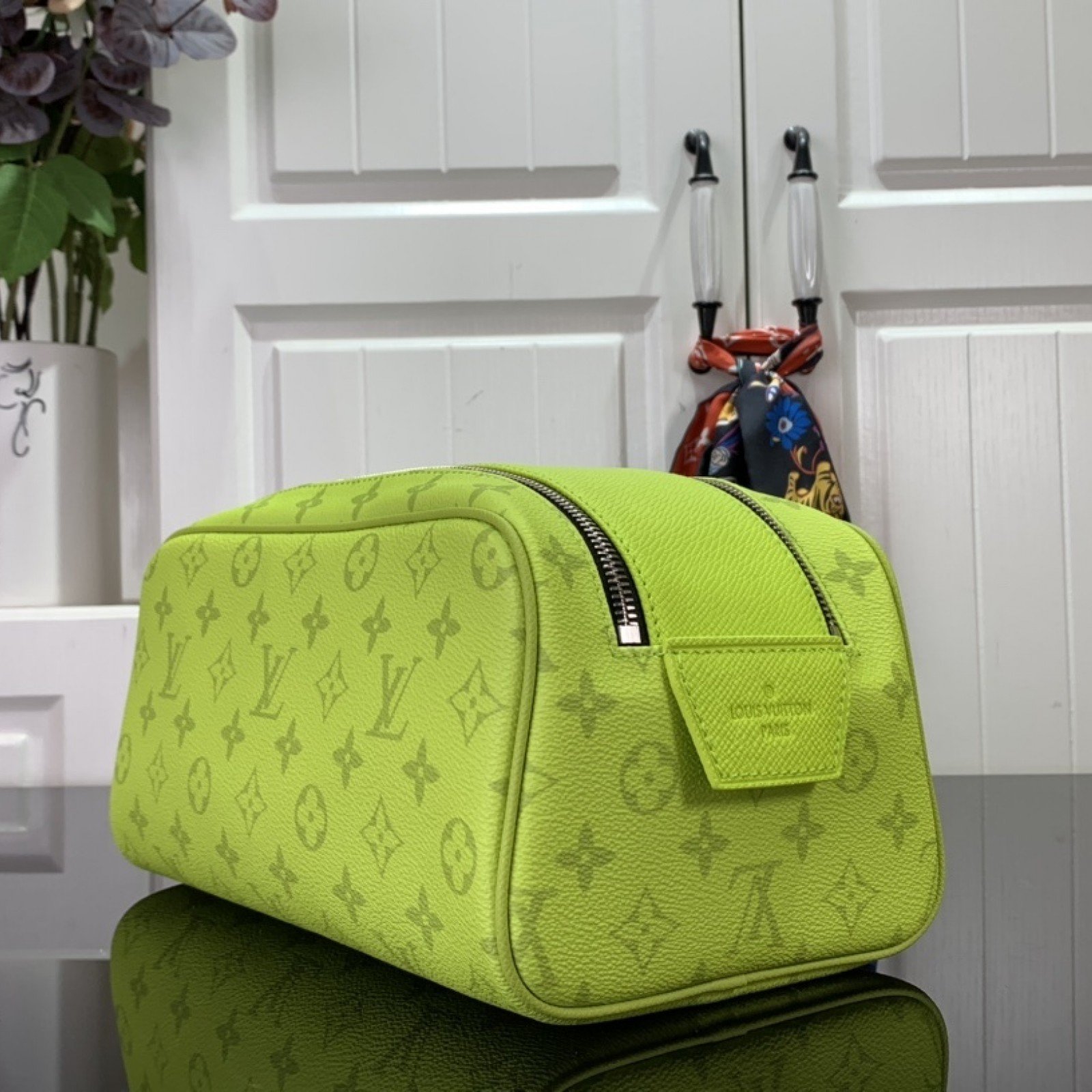 LV Cosmetic bag m10144