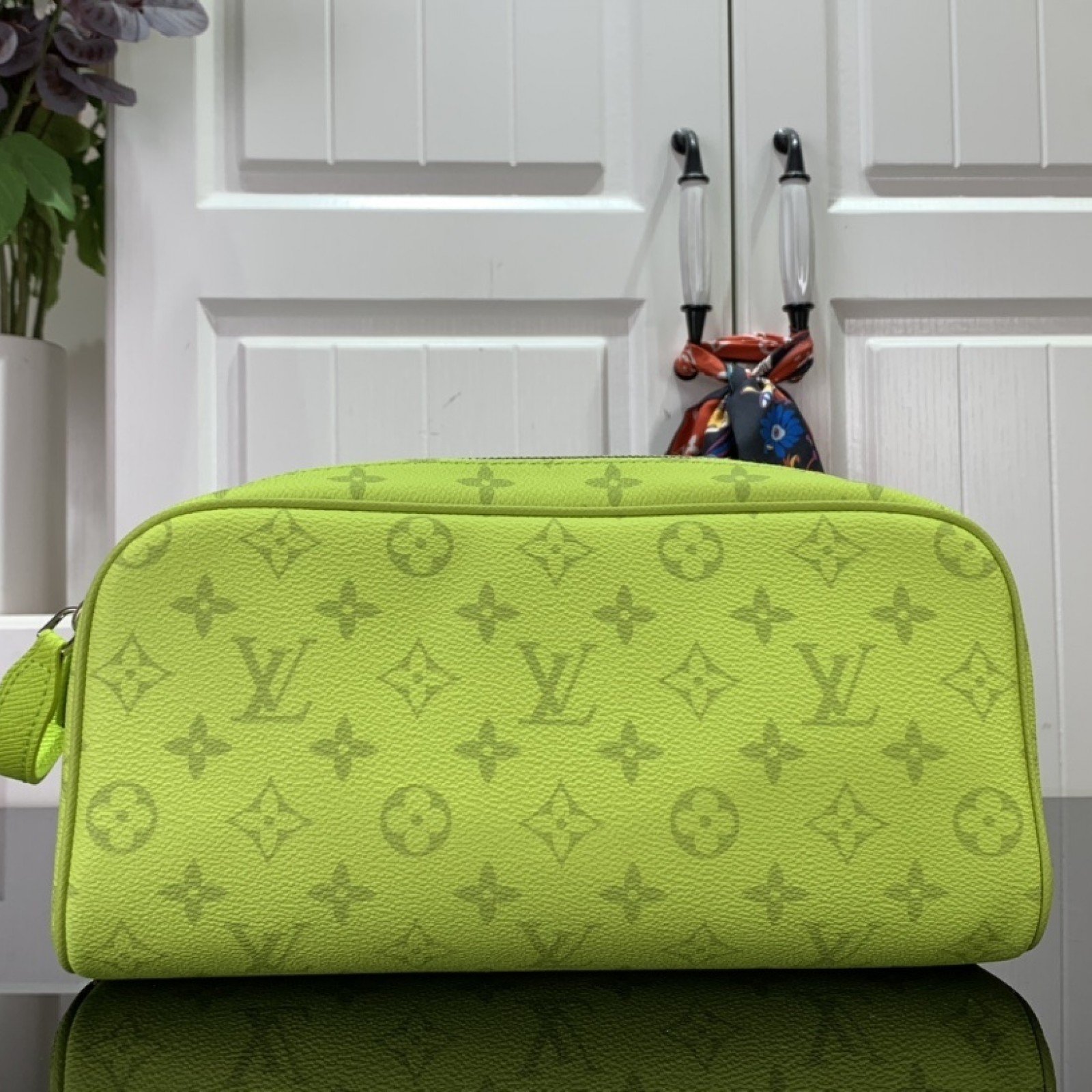 LV Cosmetic bag m10144