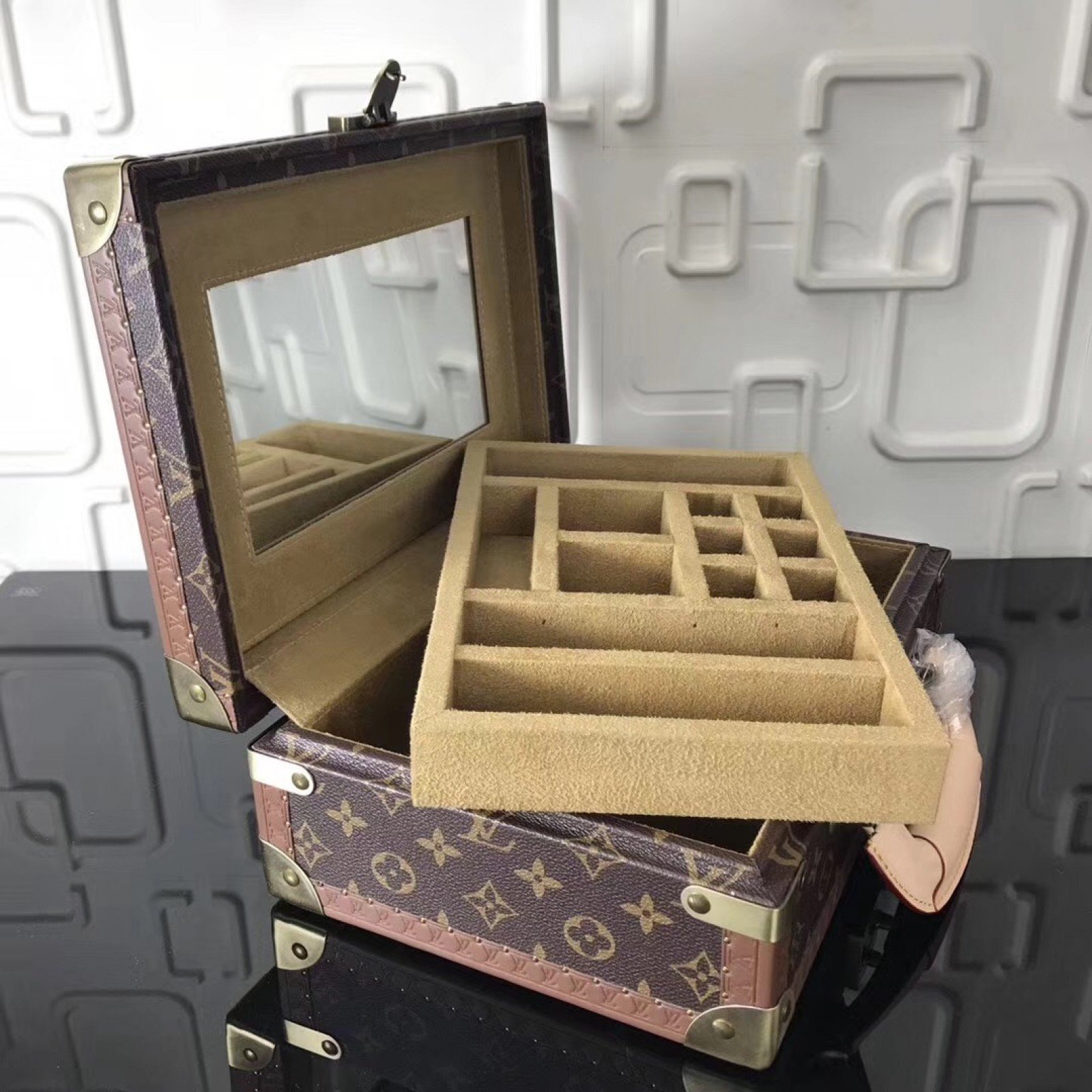 LV Cosmetics Case M21205