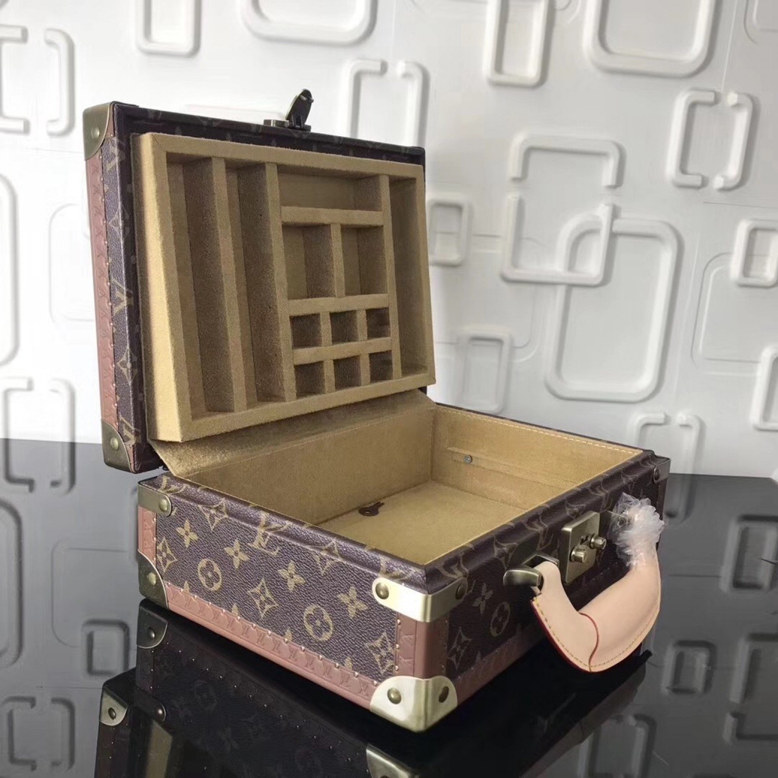 LV Cosmetics Case M21205